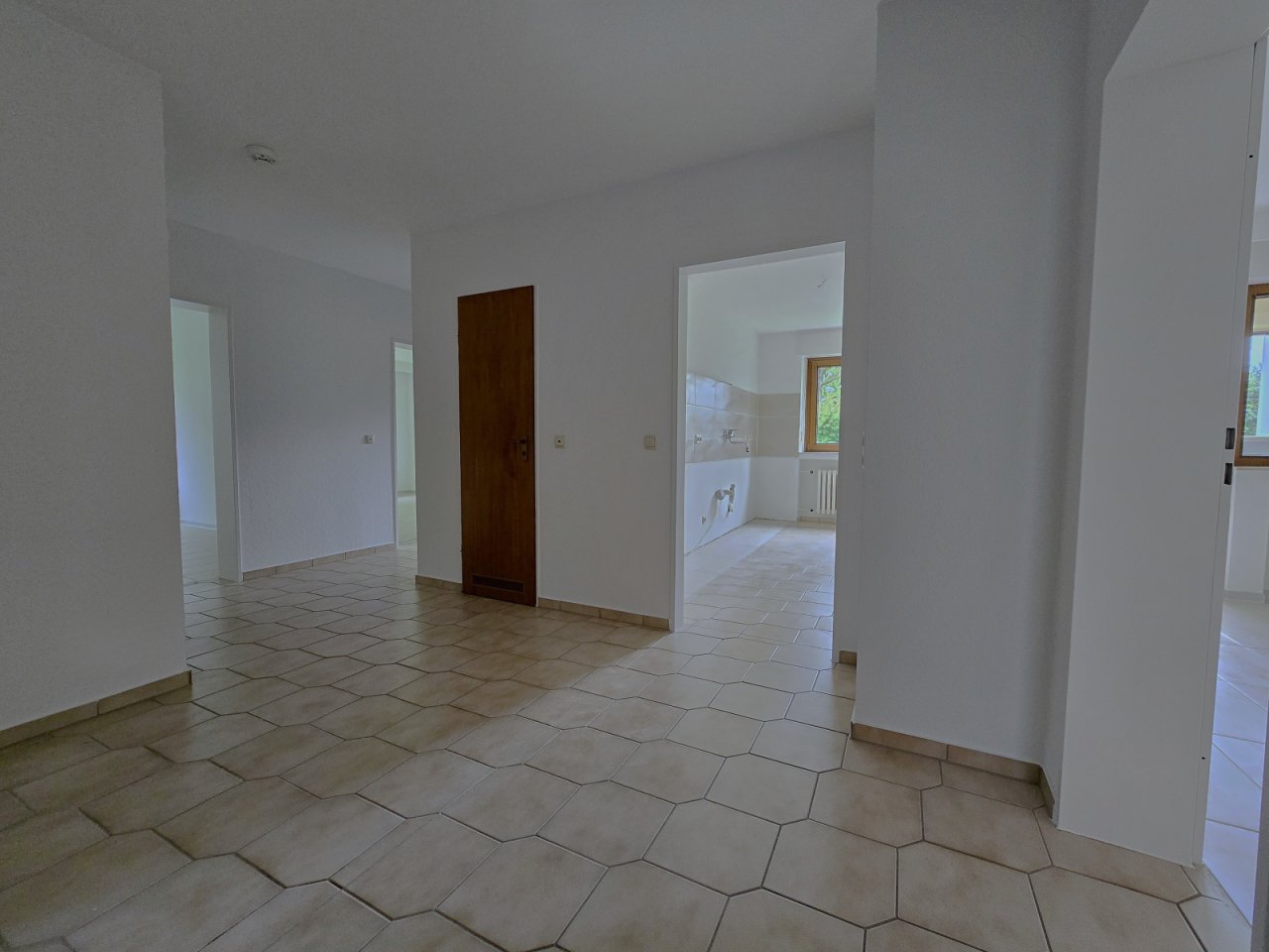 Diele mit Blick in Küche und Richtung Schlafzimmer Diele mit Blick in Küche und Richtung Schlafzimmer