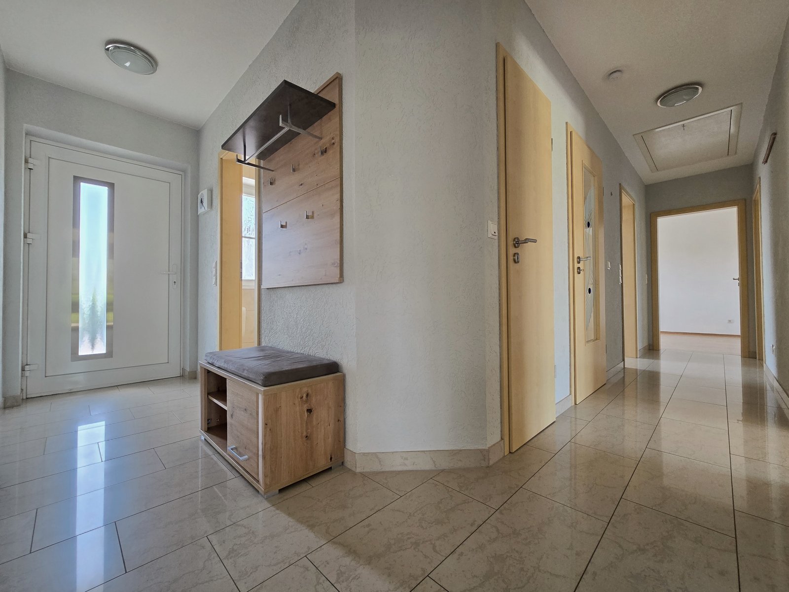 Diele mit Garderobe und Flur