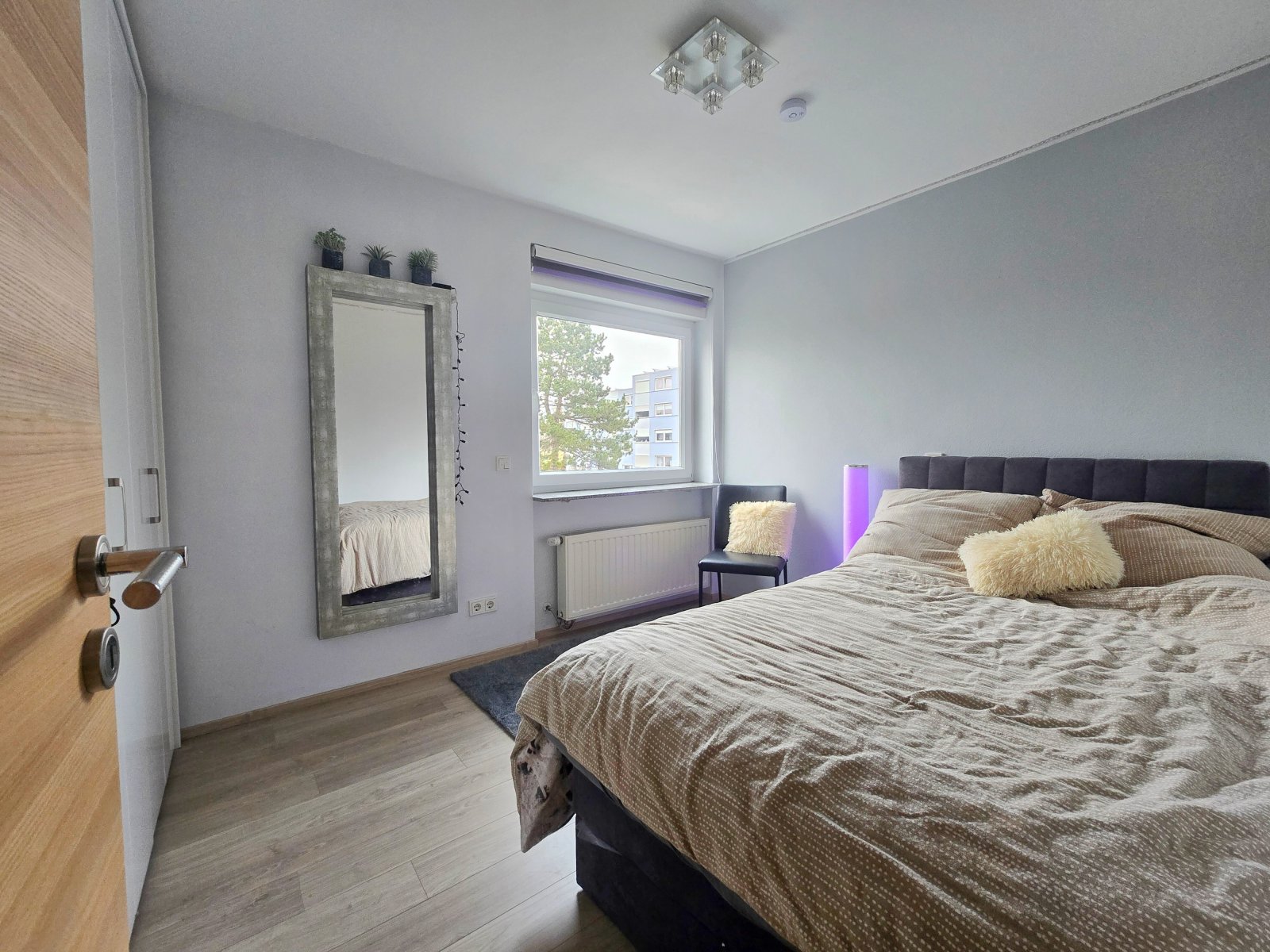 Zimmer mit Schranknische