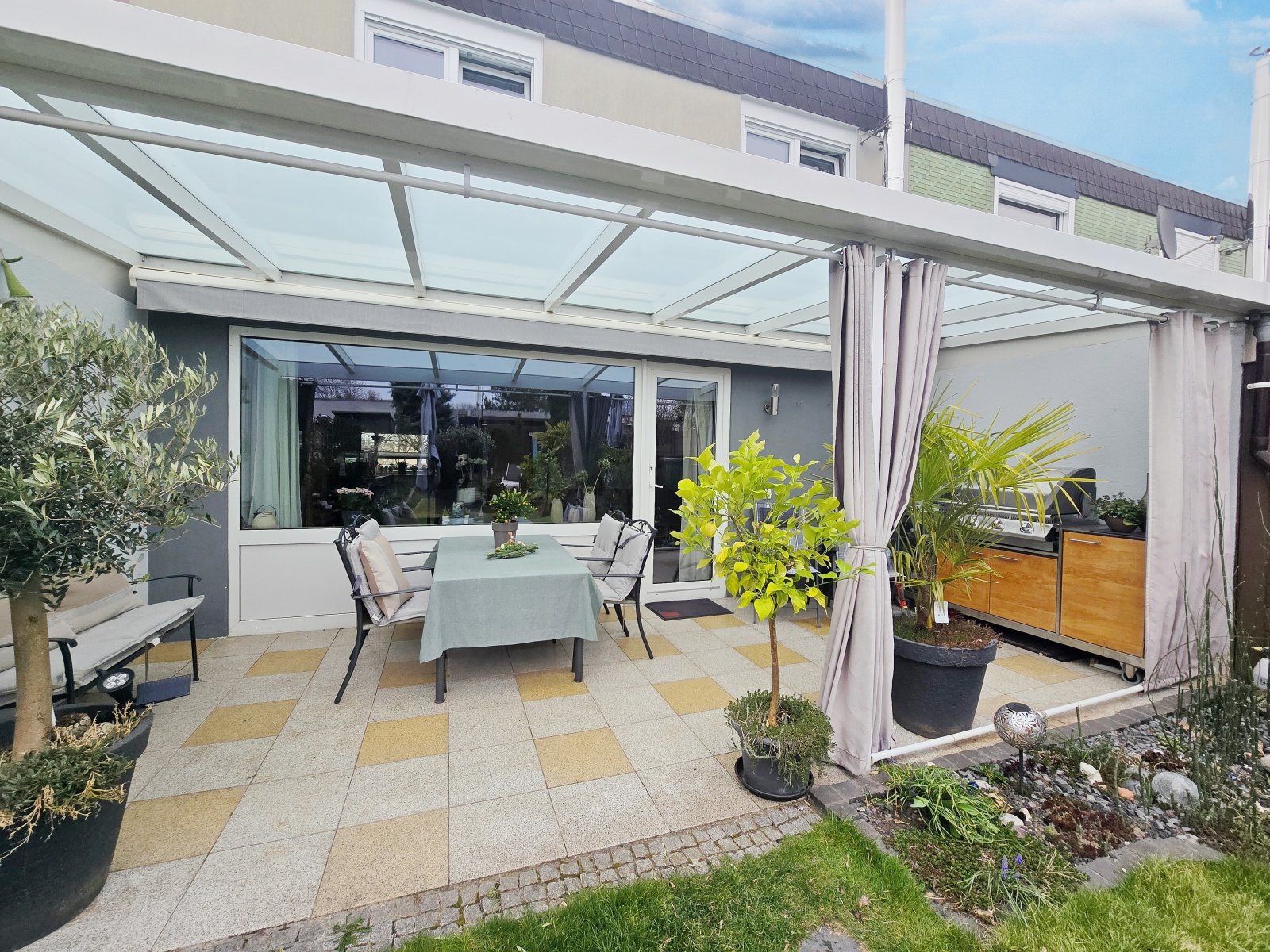 Terrassse mit neuwertiger Glasüberdachung