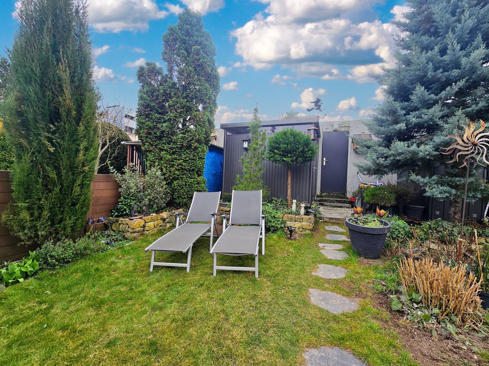 Gartenhäuschen und Durchgang zur Garage