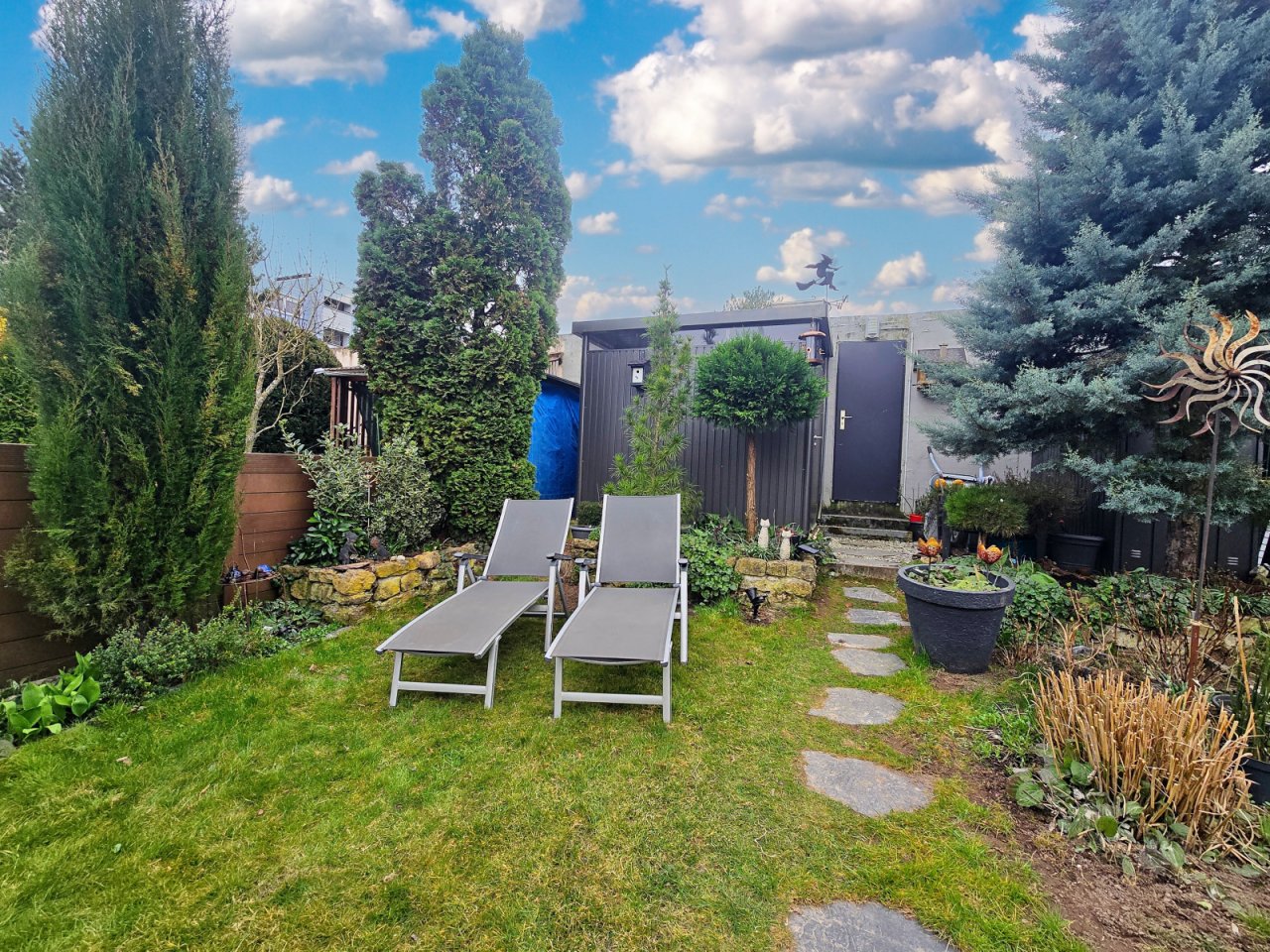 Gartenhäuschen und Durchgang zur Garage Gartenhäuschen und Durchgang zur Garage