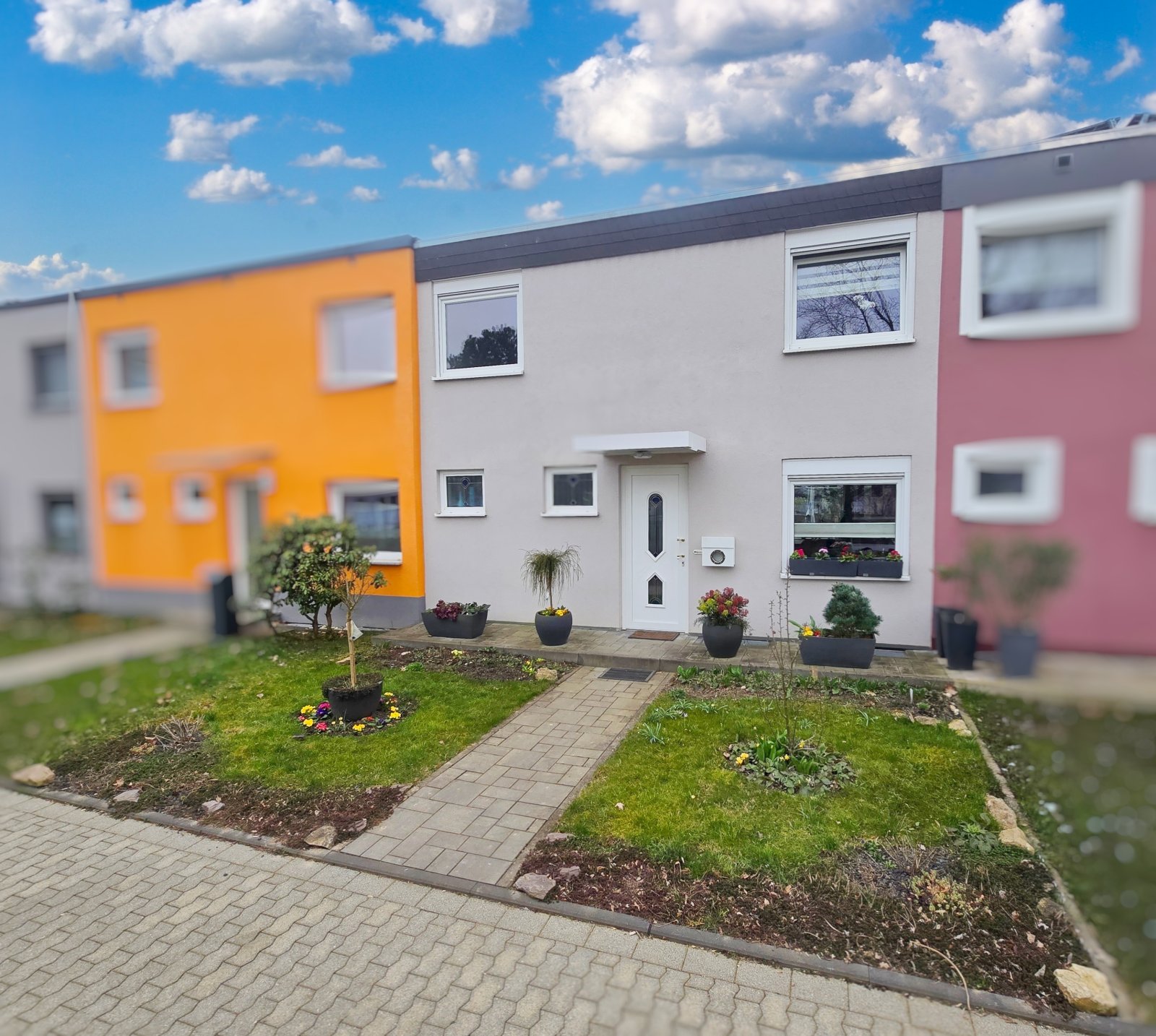 Hausfront mit Vorgarten leichtweich