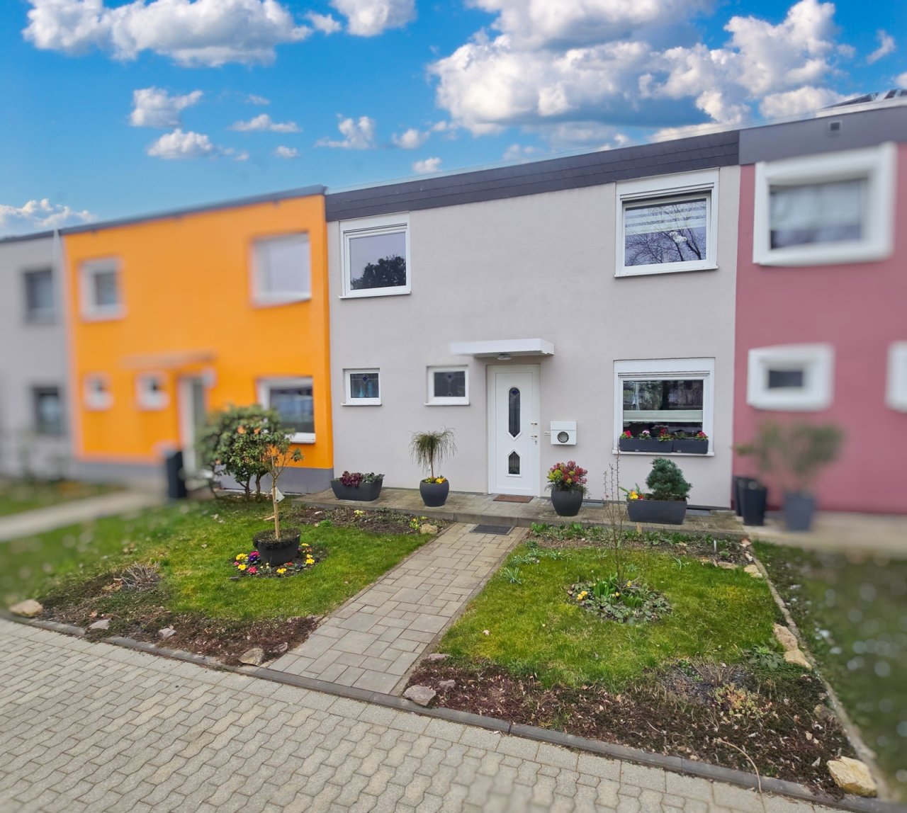 Hausfront mit Vorgarten leichtweich Hausfront mit Vorgarten leichtweich