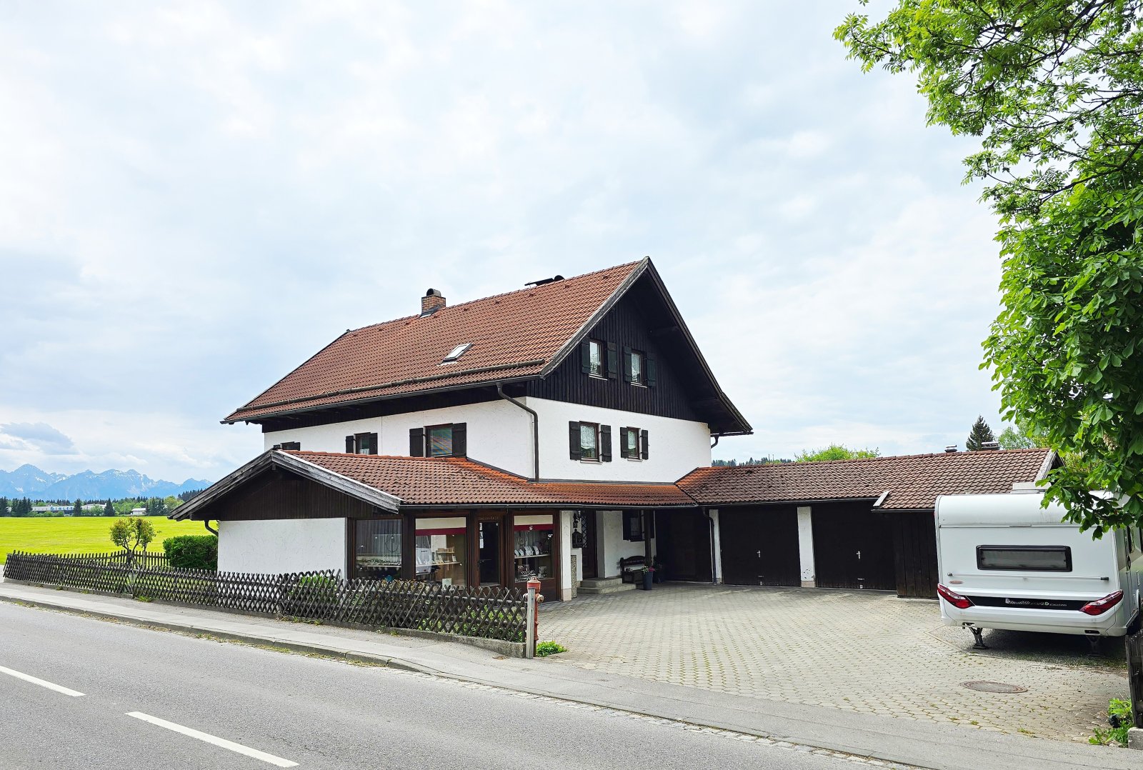 Hof mit Laden, Garagen und Stellplätzen Hof mit Laden, Garagen und Stellplätzen