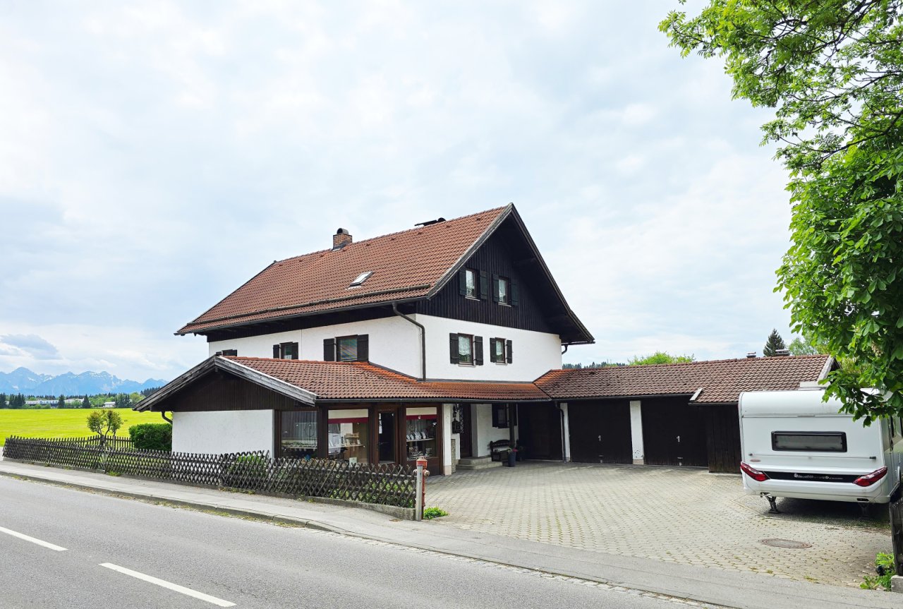 Hof mit Laden, Garagen und Stellplätzen Hof mit Laden, Garagen und Stellplätzen
