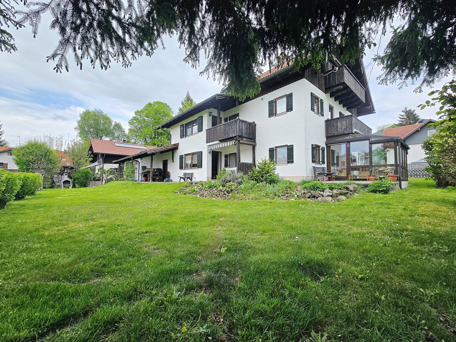 Rückansicht mit Garten Rückansicht mit Garten