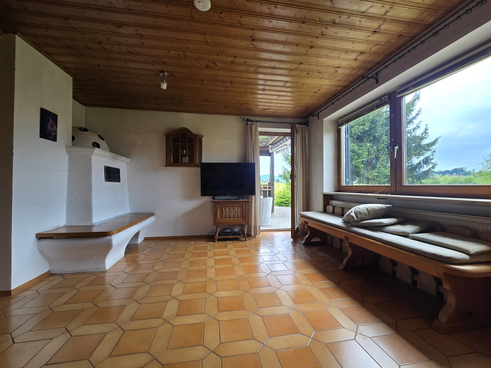 EG Wohnzimmer mit Ofen und Terrasse EG Wohnzimmer mit Ofen und Terrasse