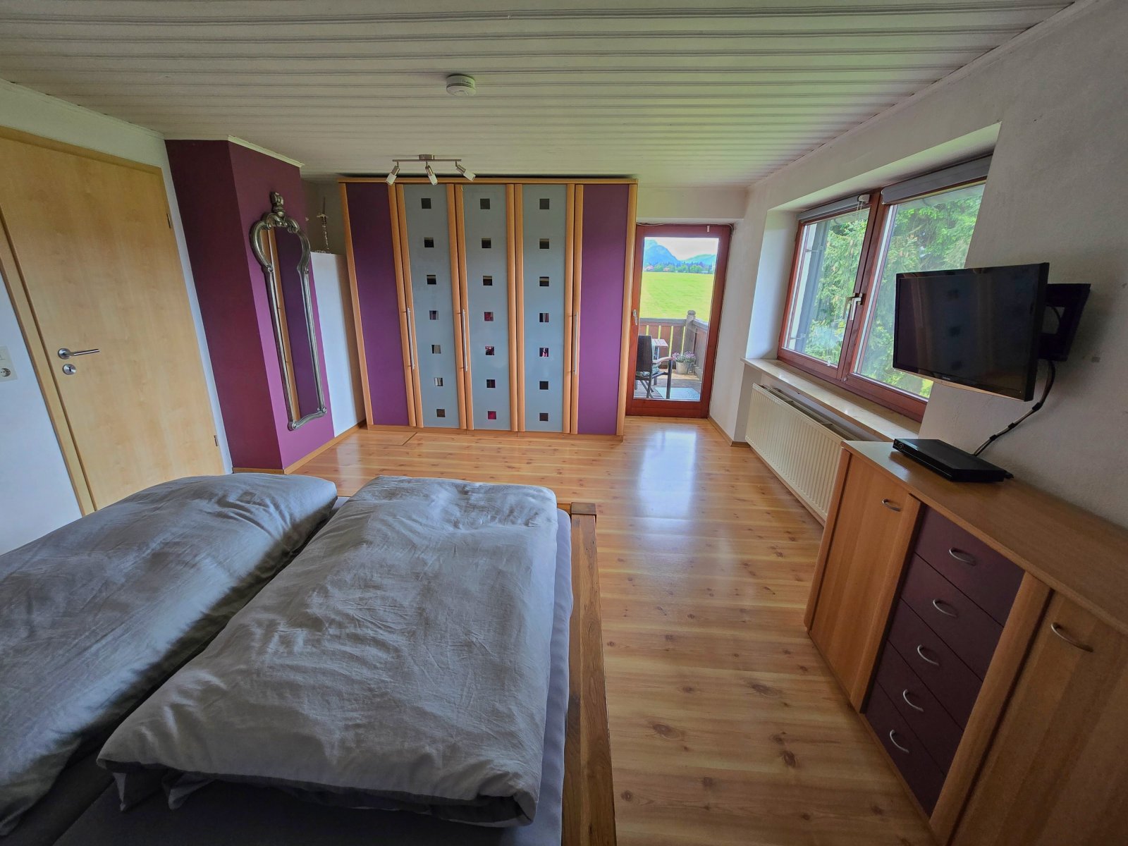 OG DG Schlafzimmer mit Balkon und Bergblick OG DG Schlafzimmer mit Balkon und Bergblick