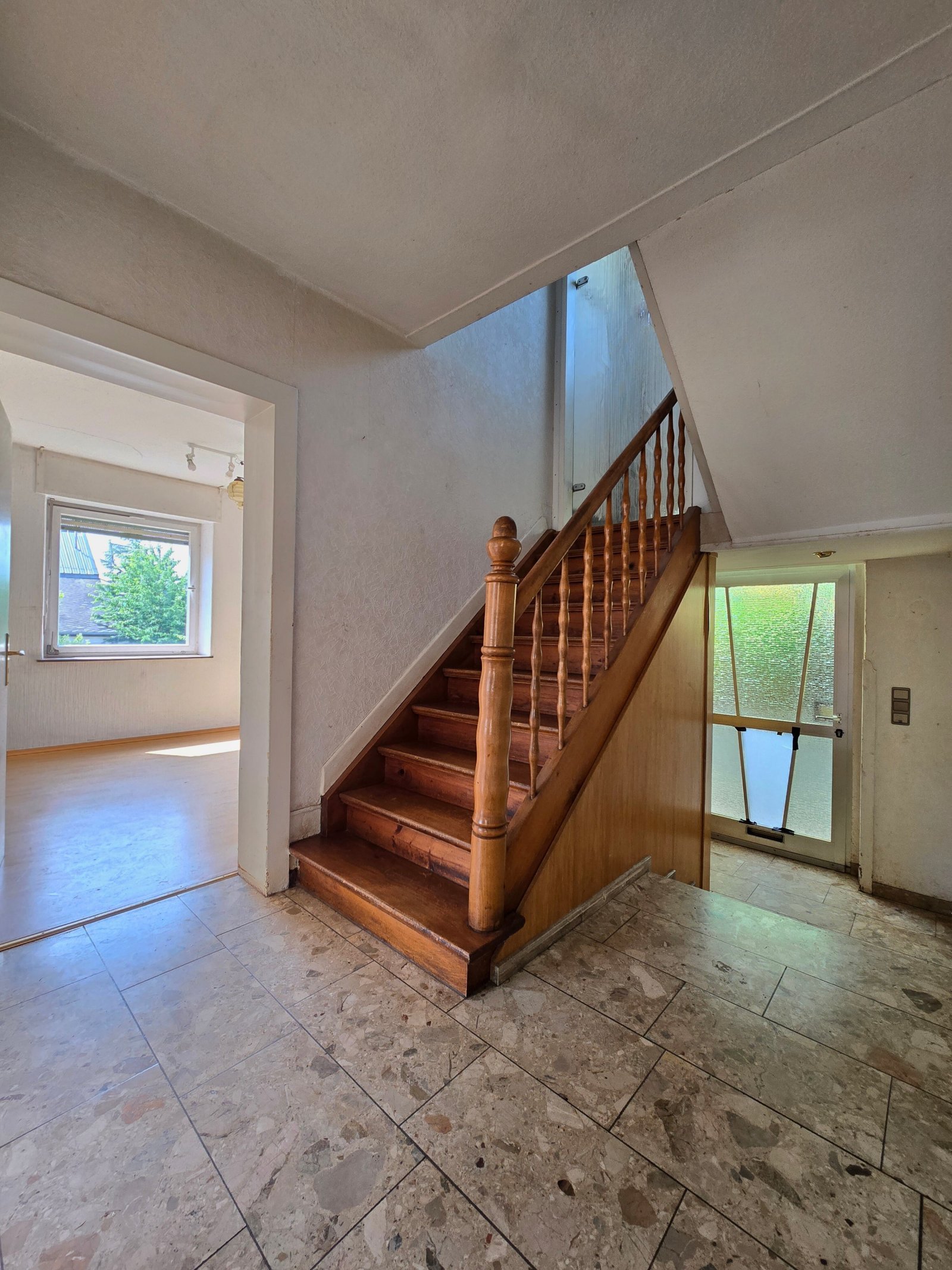 Altbau-Charme mit massiver Holztreppe Altbau-Charme mit massiver Holztreppe