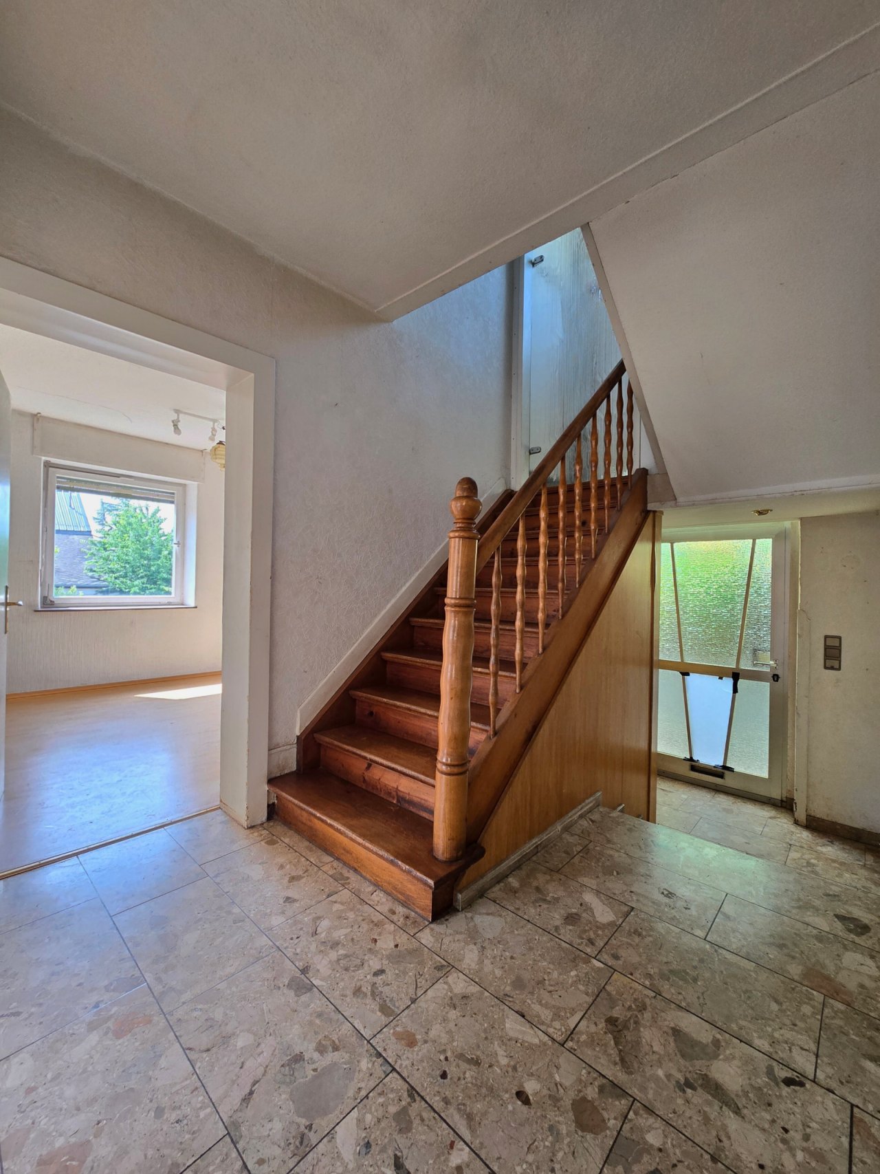 Altbau-Charme mit massiver Holztreppe Altbau-Charme mit massiver Holztreppe