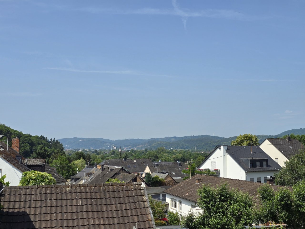 Aussicht vom Balkon über die Dächer Aussicht vom Balkon über die Dächer