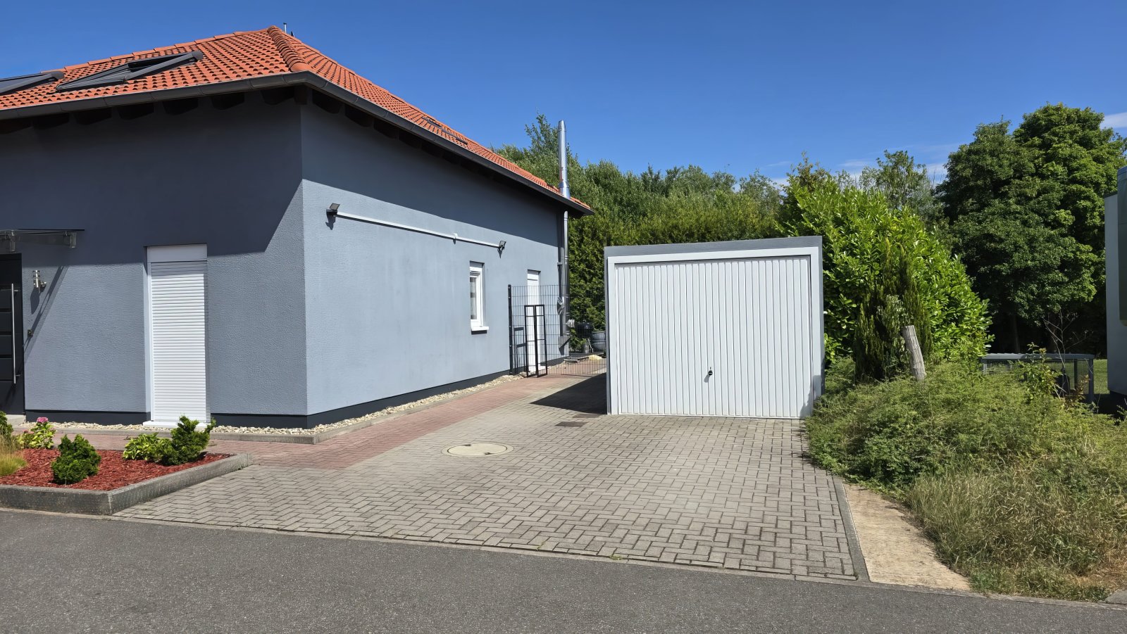 Hauseite mit Garage Hauseite mit Garage