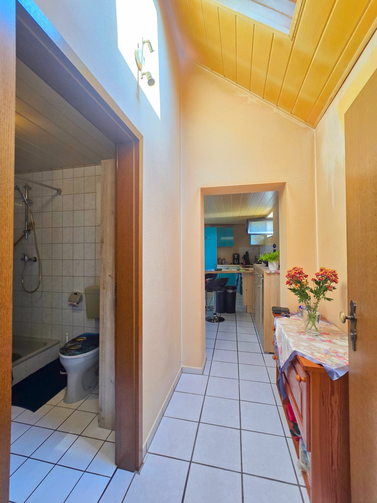 Wohnungseingang mit Blick ins Duschbad und offene Küchem it Wohnen und Essen Wohnungseingang mit Blick ins Duschbad und offene Küchem it Wohnen und Essen