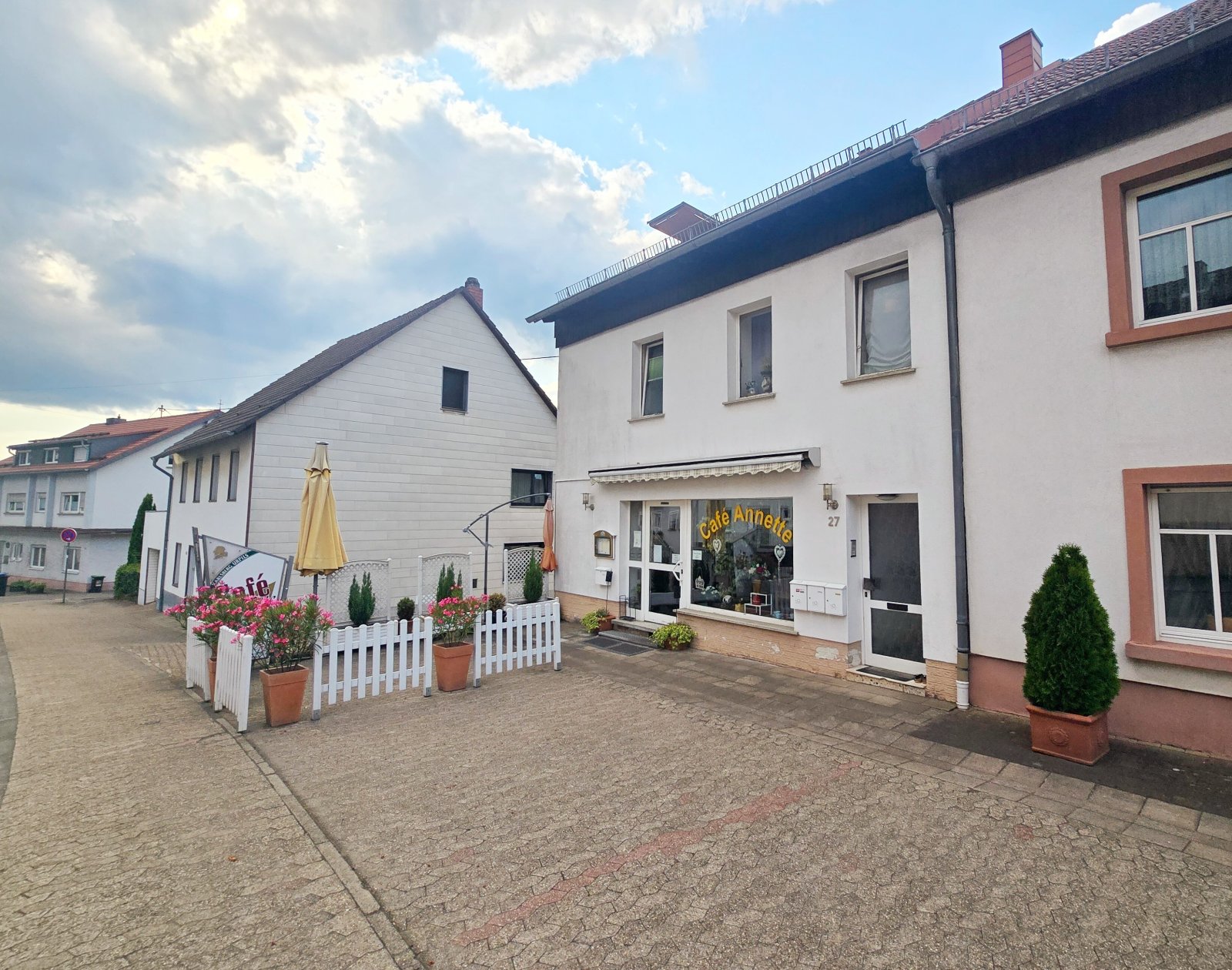 Straßenseite mit Stellplätzen Straßenseite mit Stellplätzen