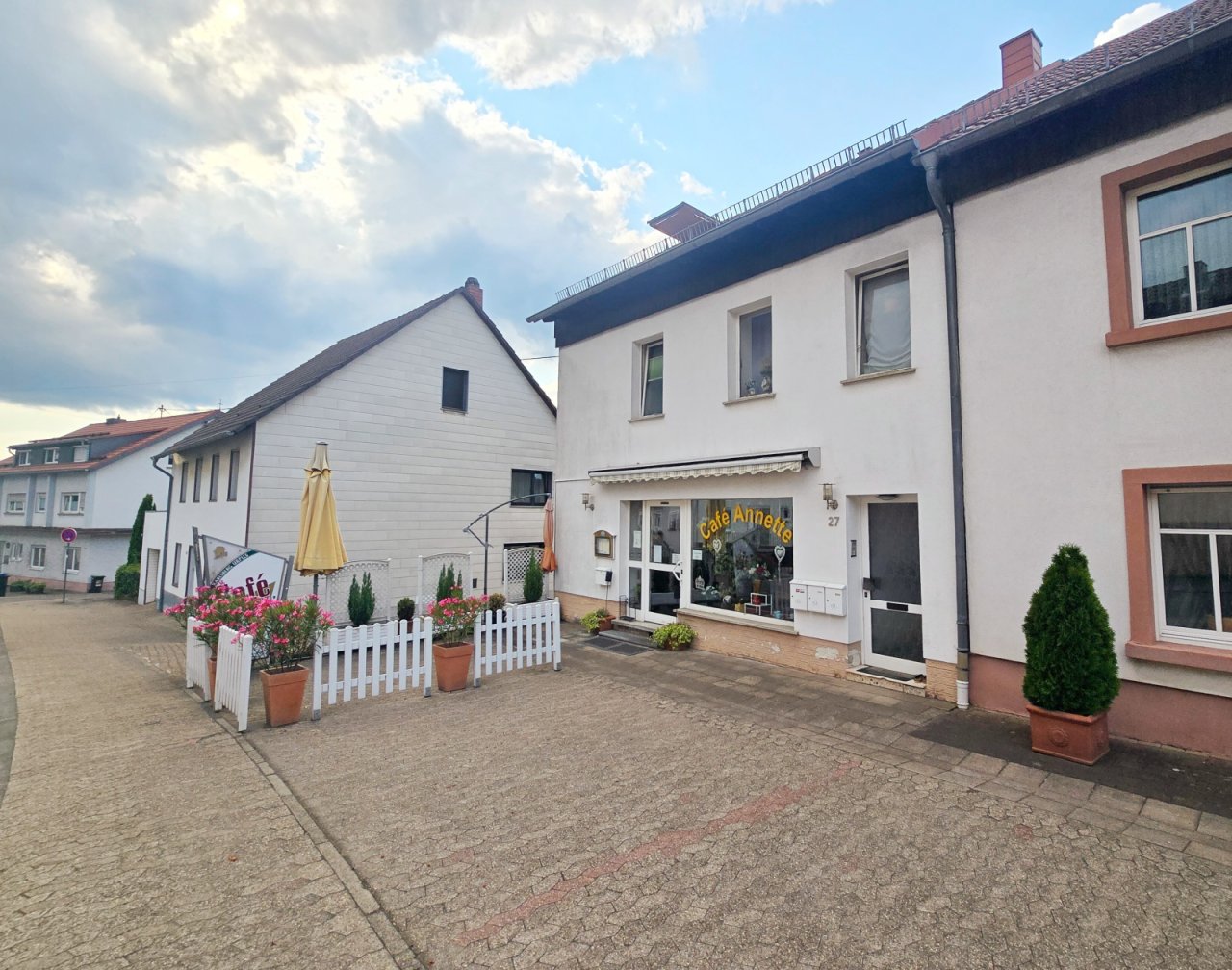 Straßenseite mit Stellplätzen Straßenseite mit Stellplätzen
