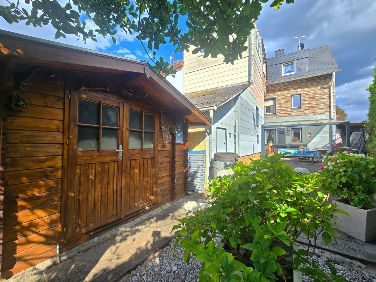 Gartenhäuschen und Rückseite mit Terrasse Gartenhäuschen und Rückseite mit Terrasse