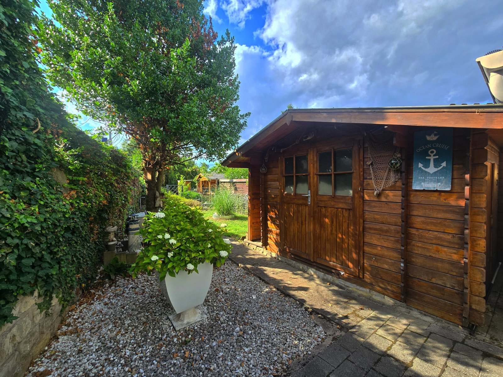 Gartenhäuschen mit Blick in den Garten Gartenhäuschen mit Blick in den Garten