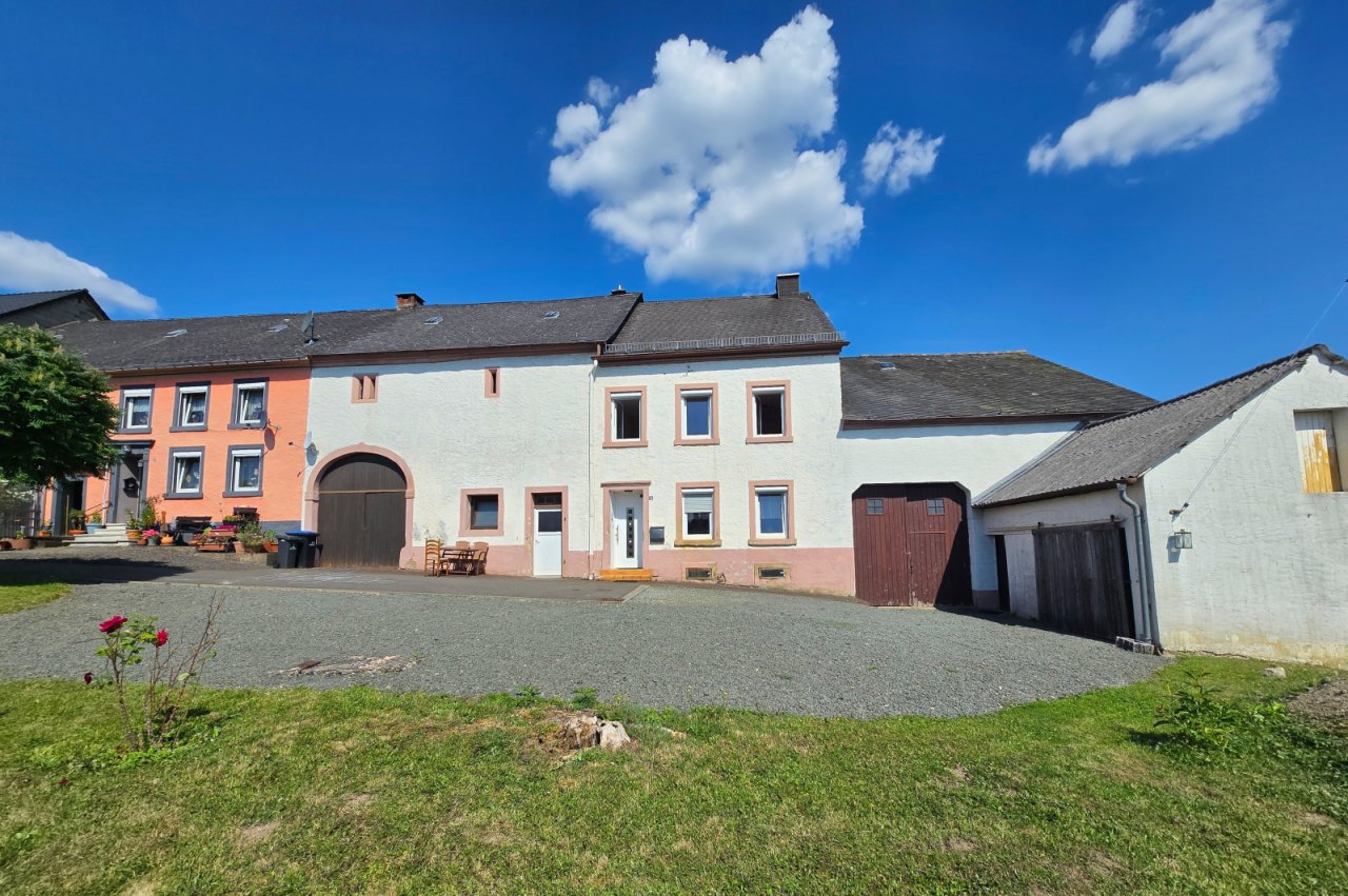 Front mit Scheunen und Hof mit Stellplätzen Front mit Scheunen und Hof mit Stellplätzen