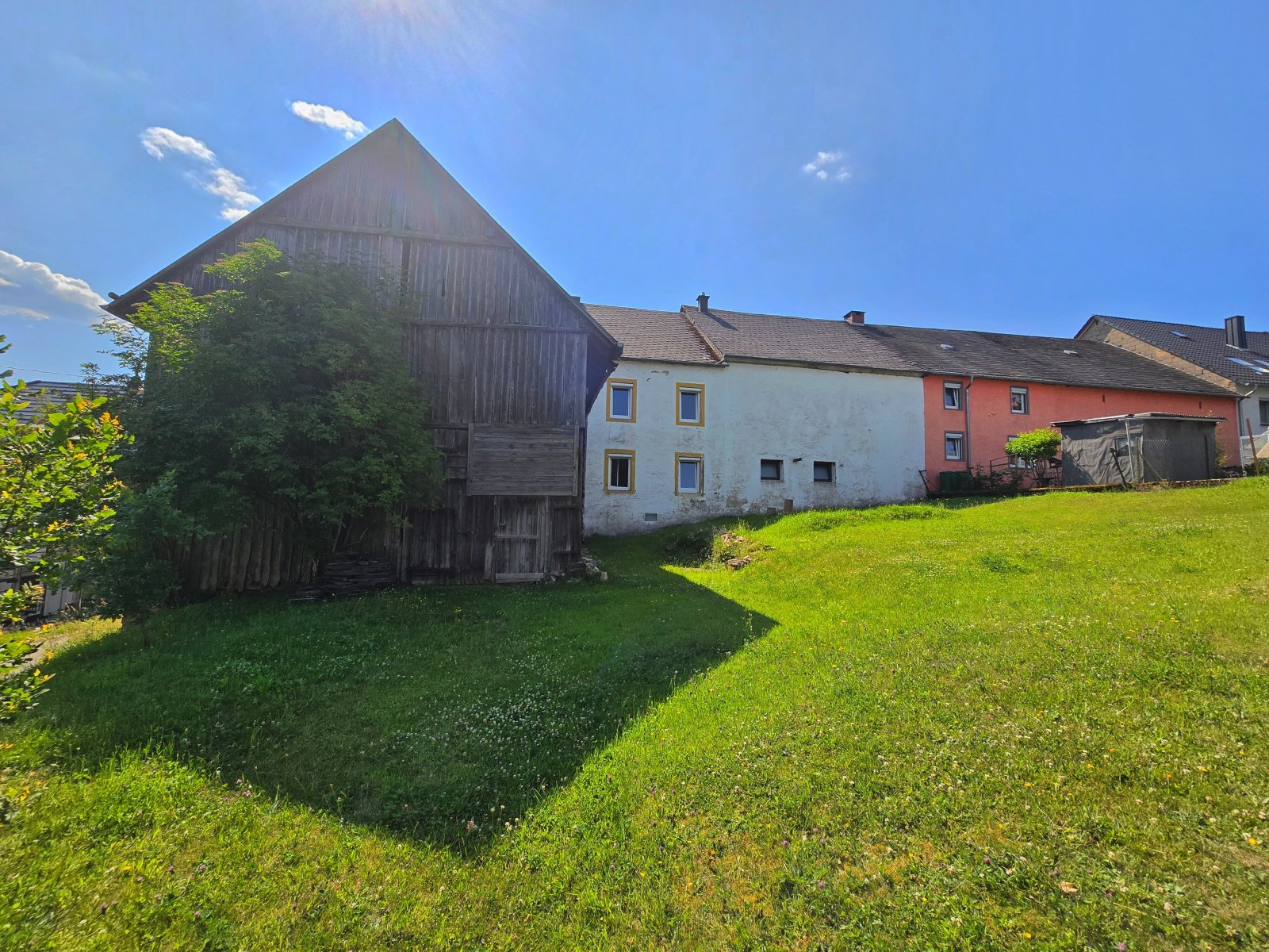 Gartenseite mit Scheunenrückseite Gartenseite mit Scheunenrückseite