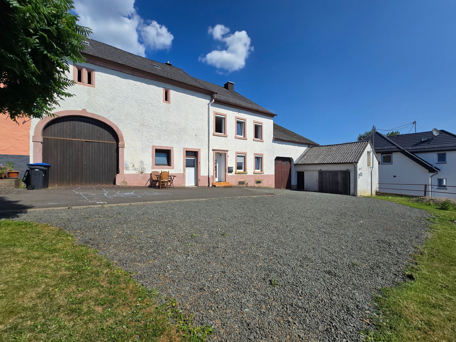 Wohnhaus mit Scheunen und Hof mit Stellplätzen Wohnhaus mit Scheunen und Hof mit Stellplätzen