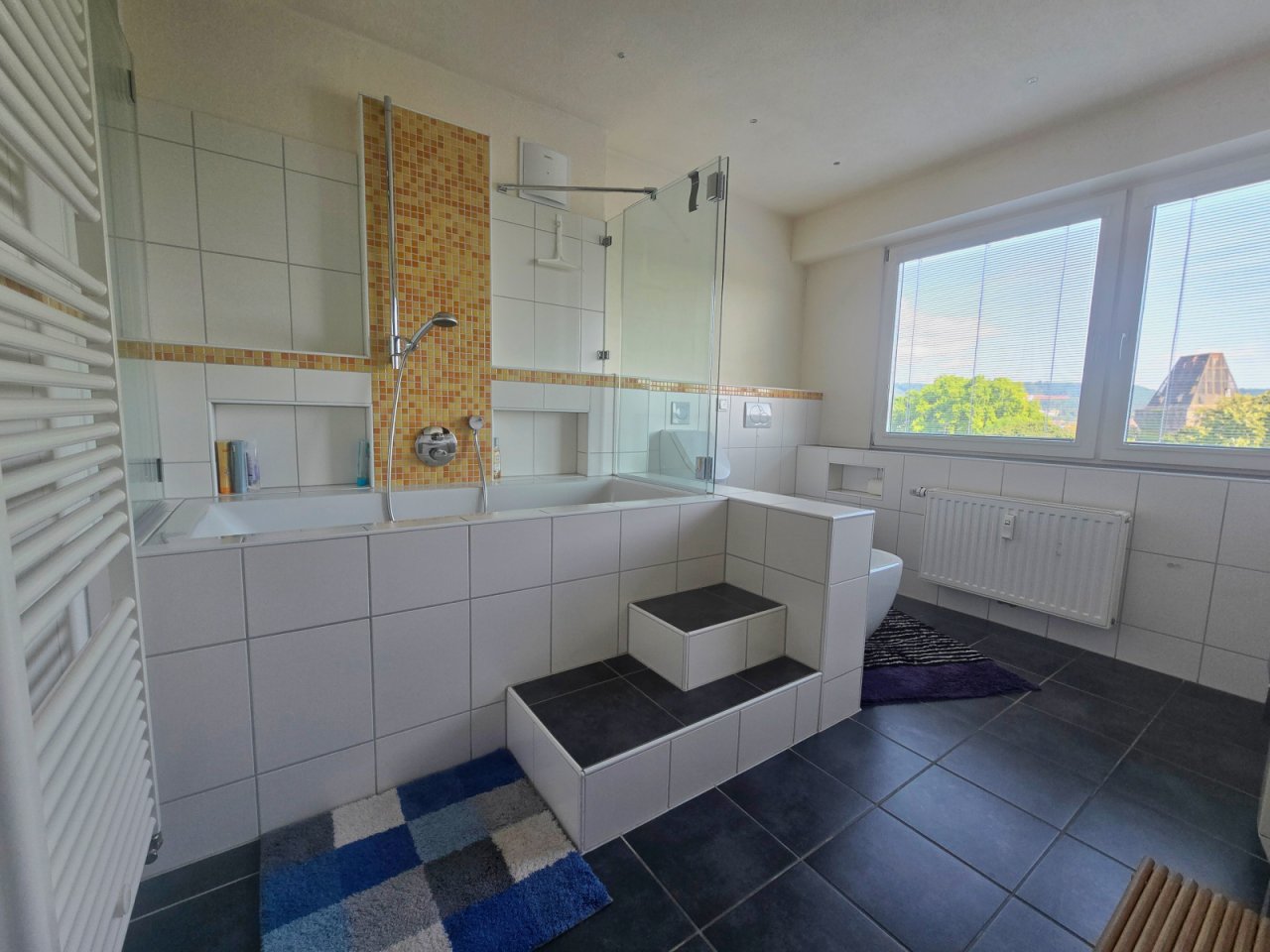 Hauptbad mit Wanne, Bidet, Urinal, WC und praktiscchen Ablagenieschen Hauptbad mit Wanne, Bidet, Urinal, WC und praktiscchen Ablagenieschen