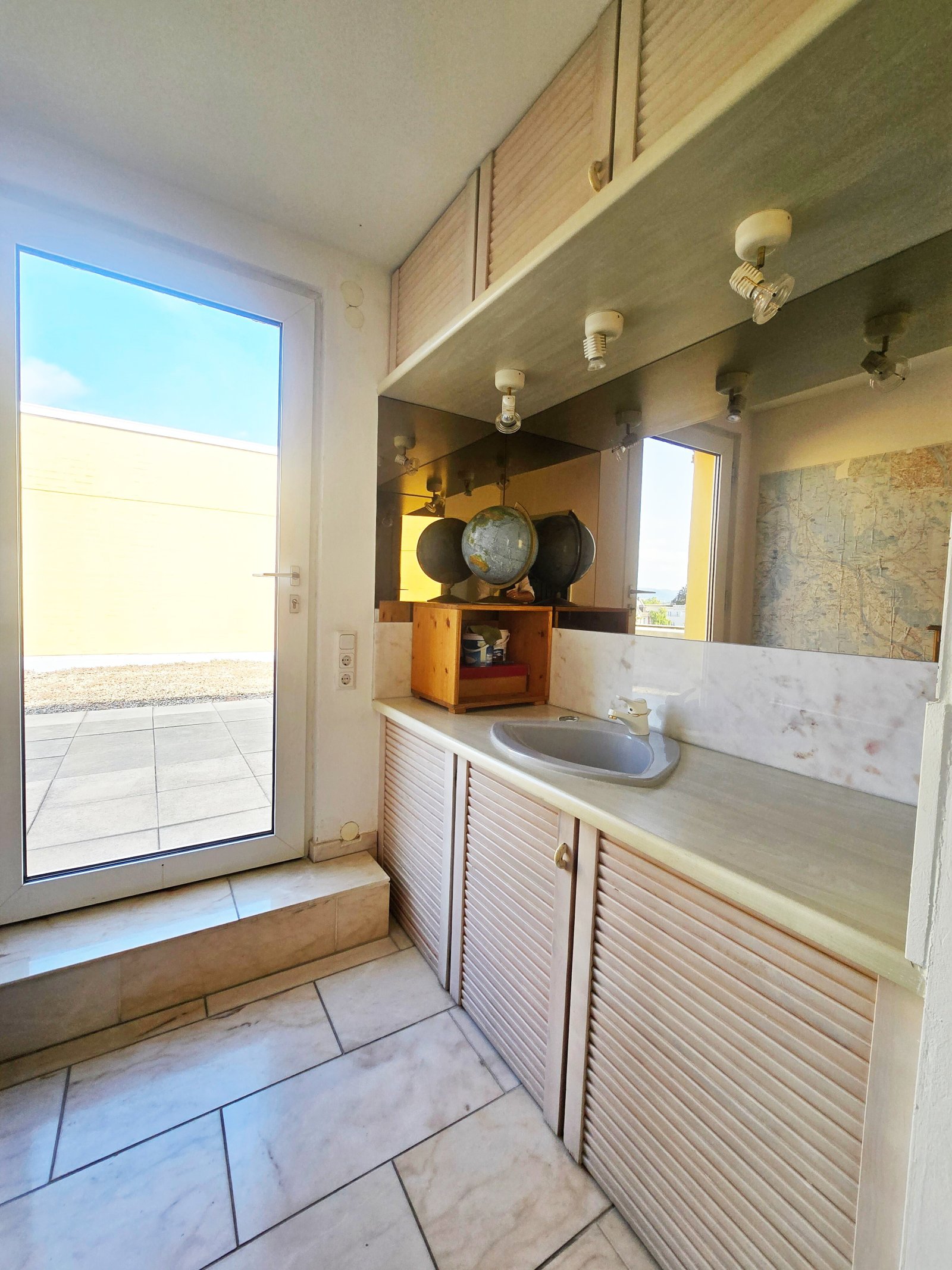 Terrasentür zur Dachterrasse und praktischer Waschtisch Terrasentür zur Dachterrasse und praktischer Waschtisch
