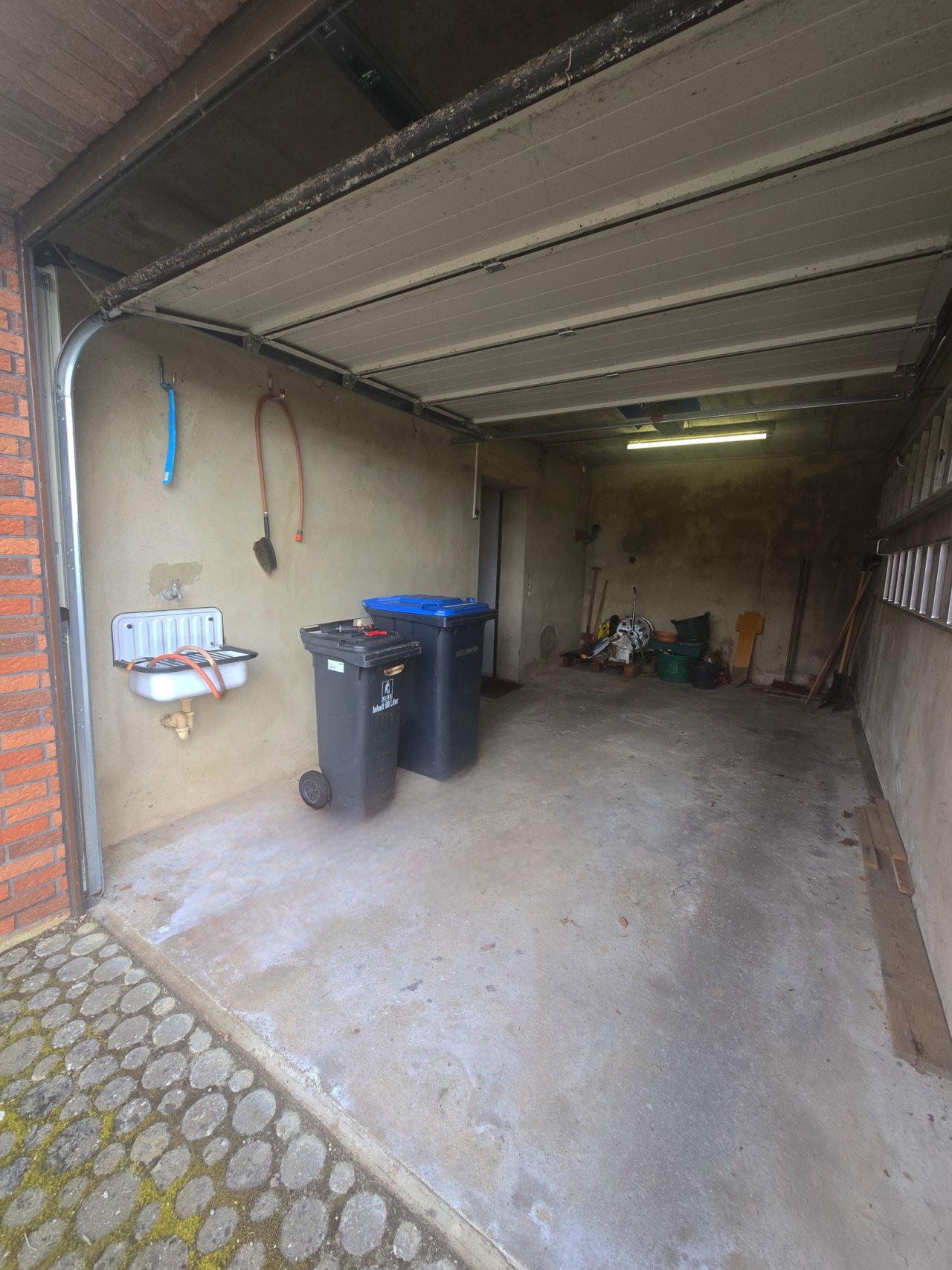 Garage mit elektrischem Sektionaltor