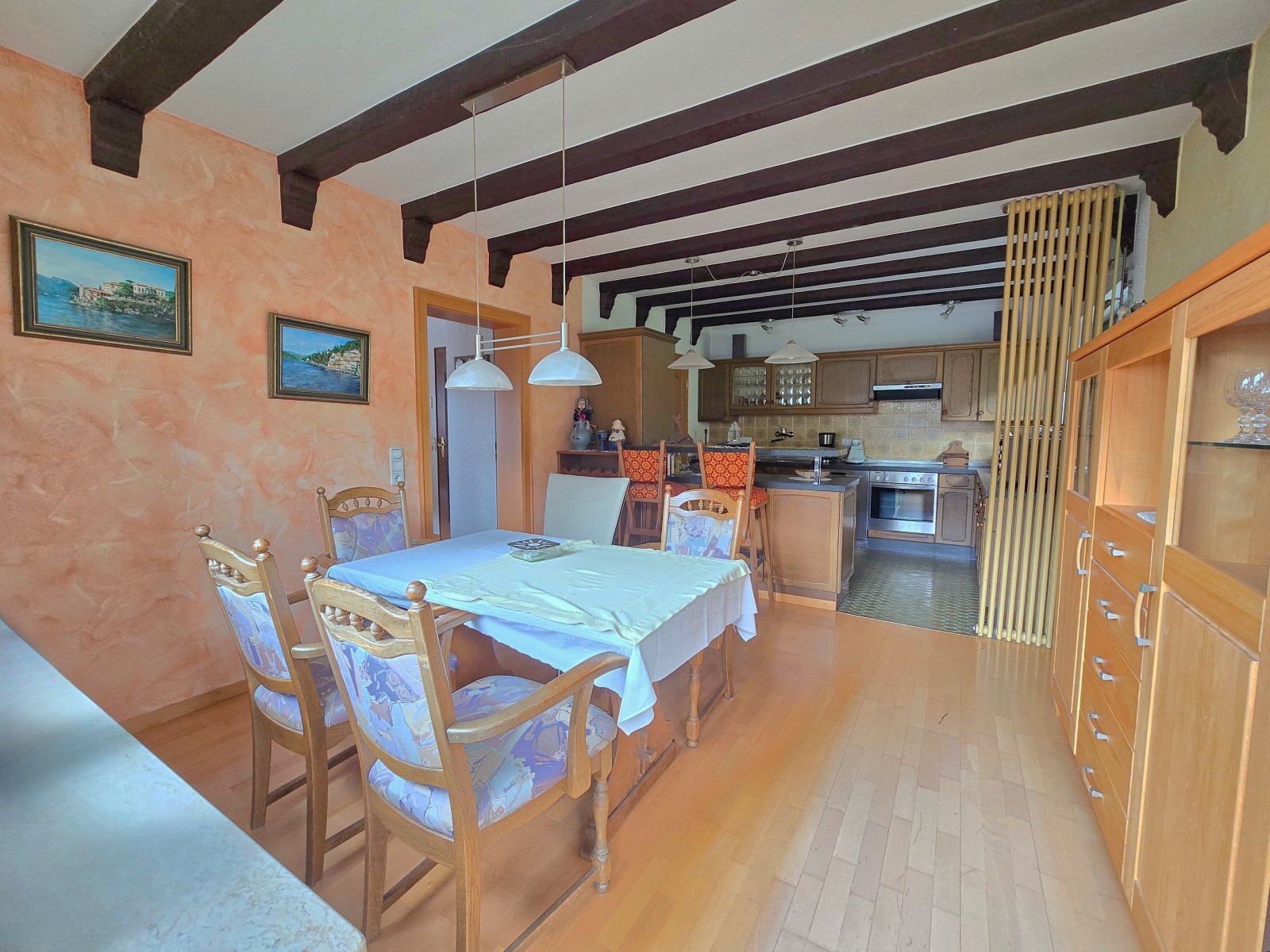 Esszimmer mit Blick in die Küche Esszimmer mit Blick in die Küche