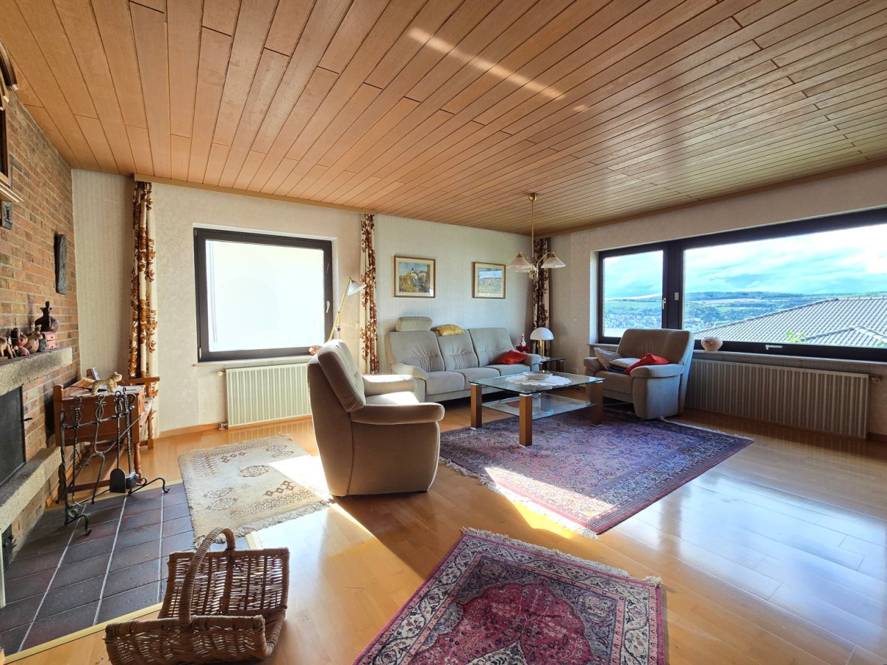 Wohnzimmer mit Kamin und atemberaubender Aussicht