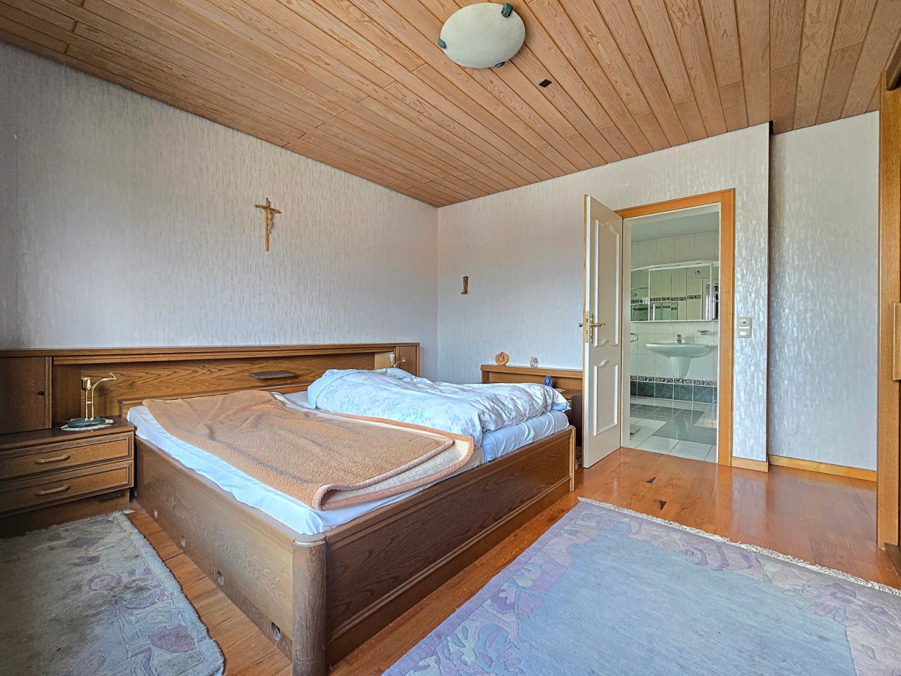 Schlafzimmer mit Blick ins Hauptbad