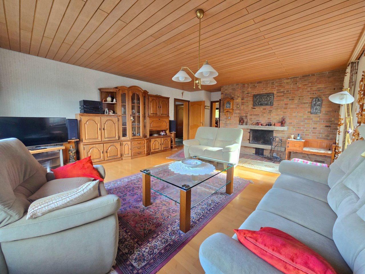 Wohnzimmer mit Kamin, Blick in Diele und Esszimmer