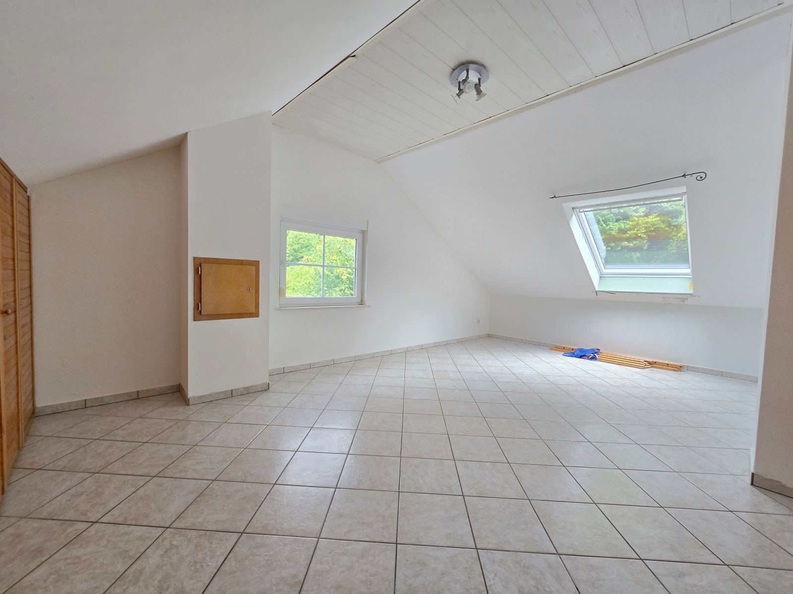 Zimmer rechts DG mit Einbauschränken Zimmer rechts DG mit Einbauschränken