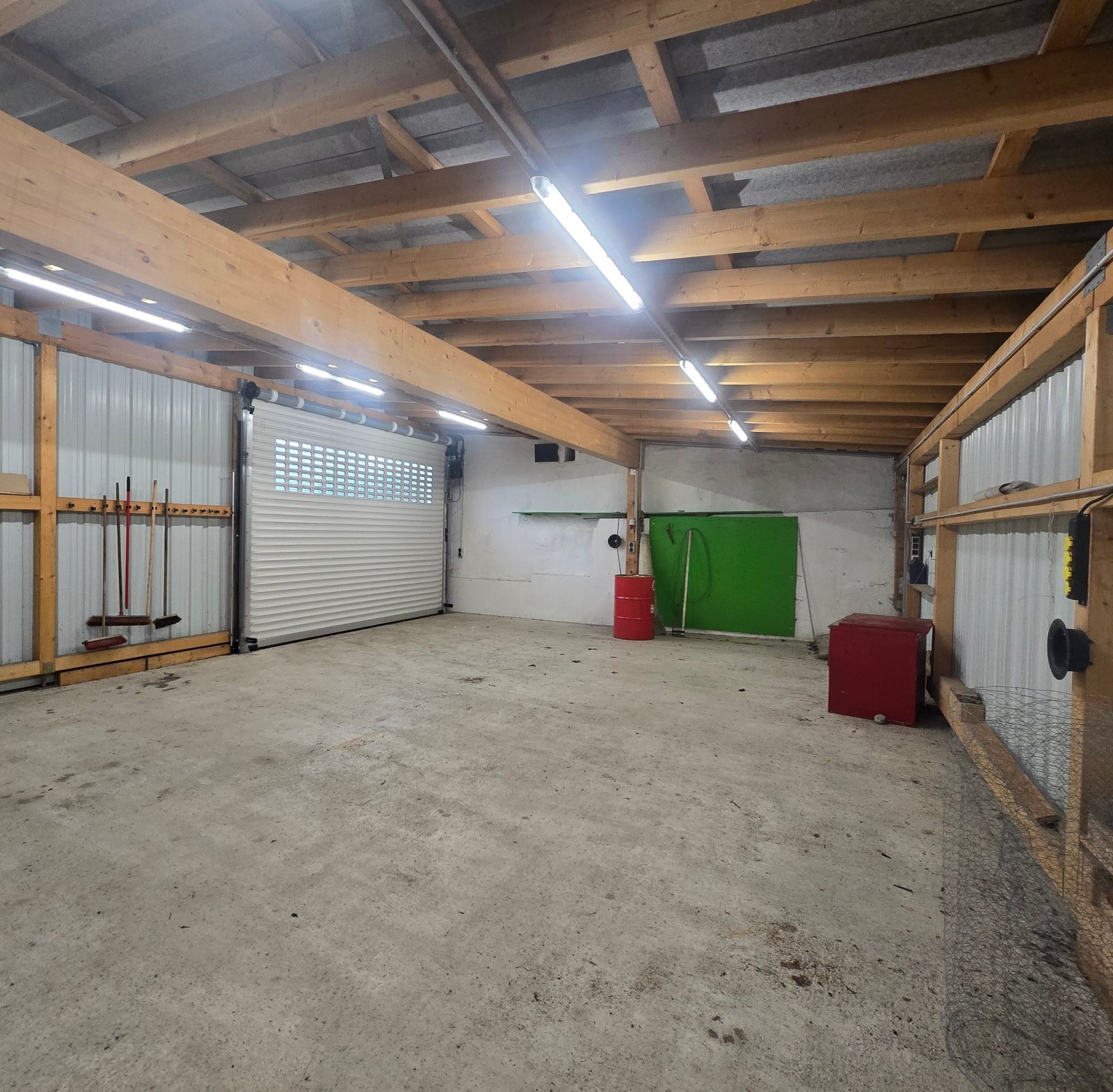 Großraumgarage mit Starkstromanchlüssen Großraumgarage mit Starkstromanchlüssen