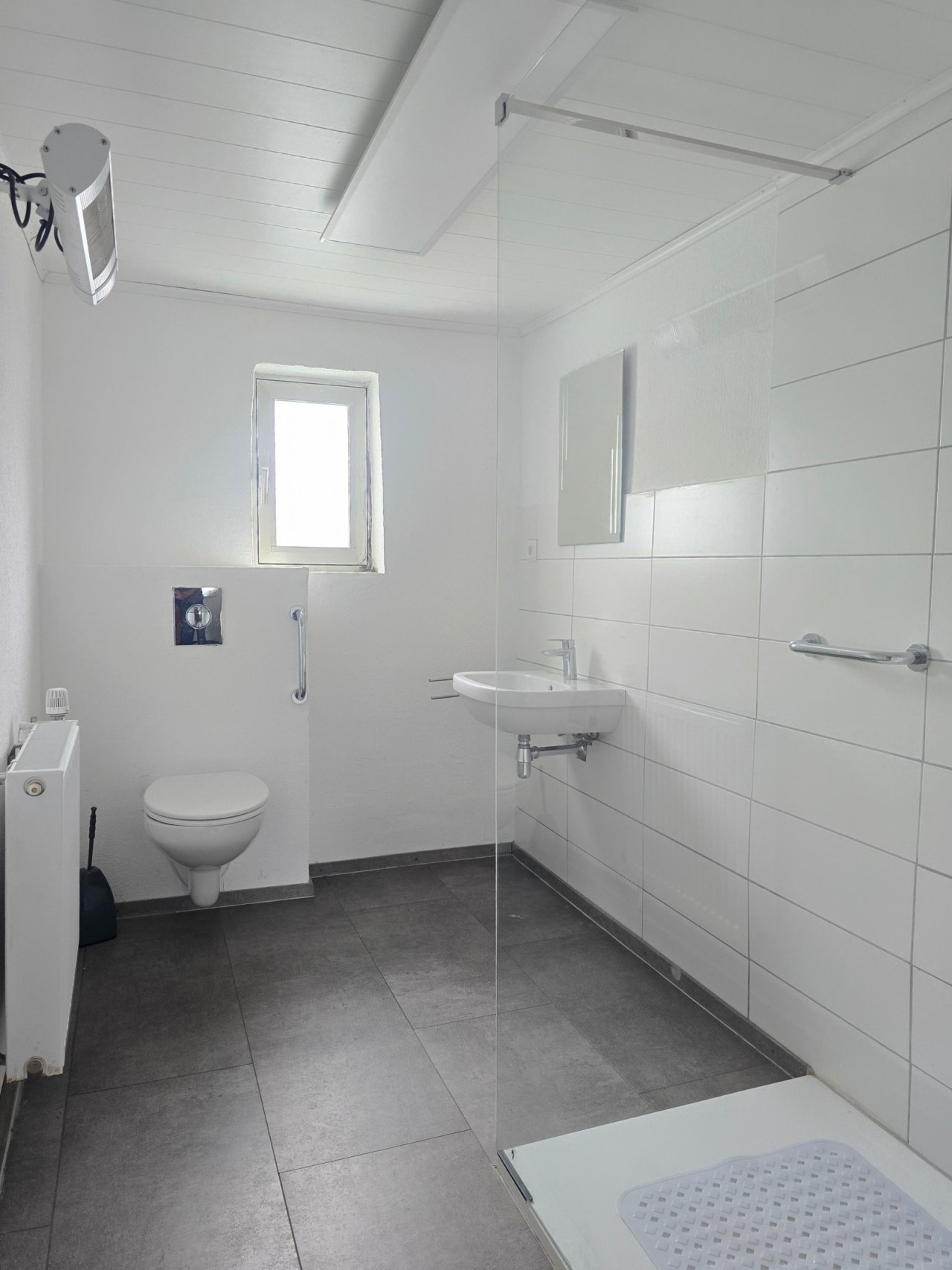 neuwertiges Badezimmer im EG