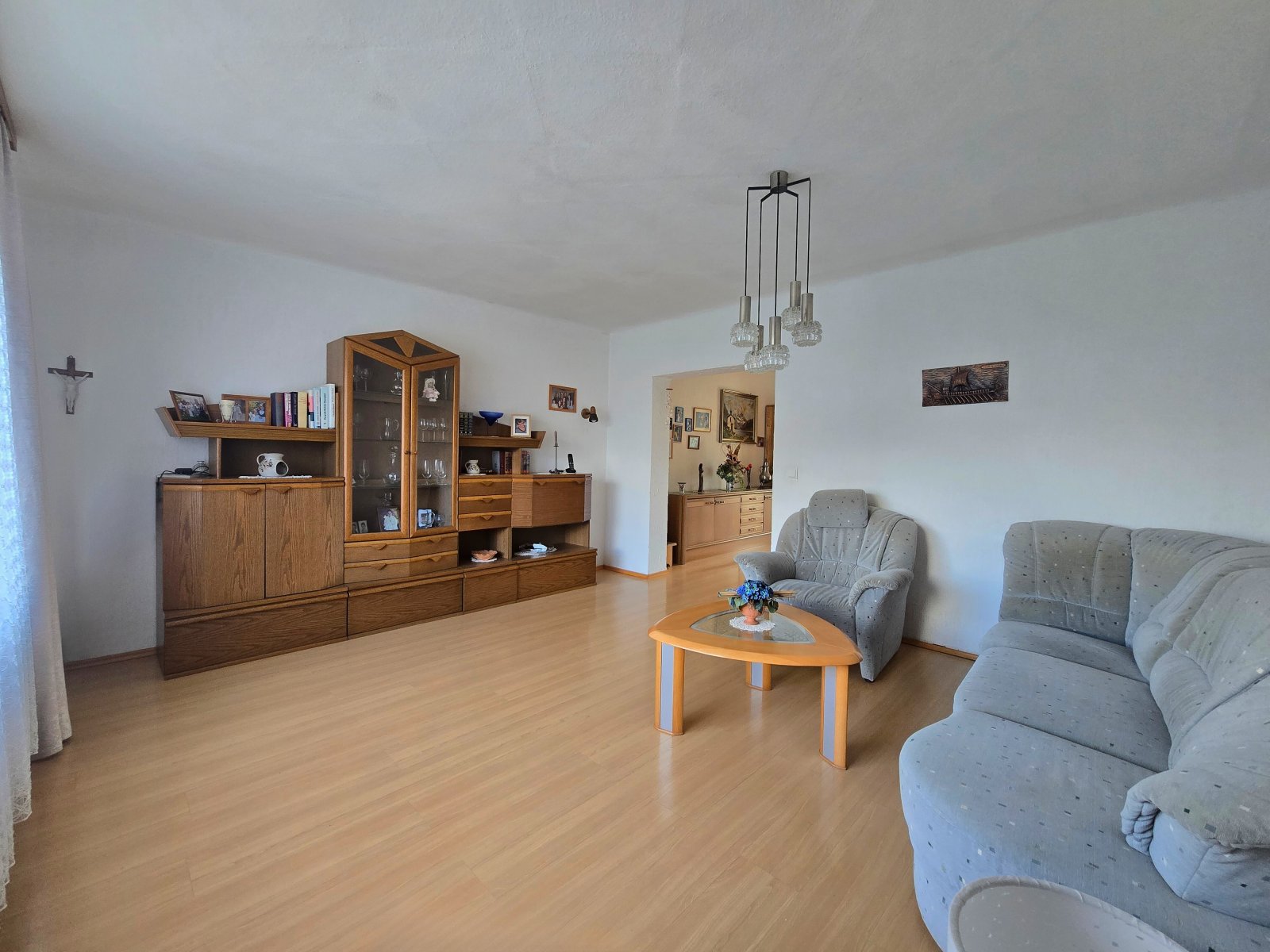 Wohnzimmer mit Blick ins Esszimmer Wohnzimmer mit Blick ins Esszimmer