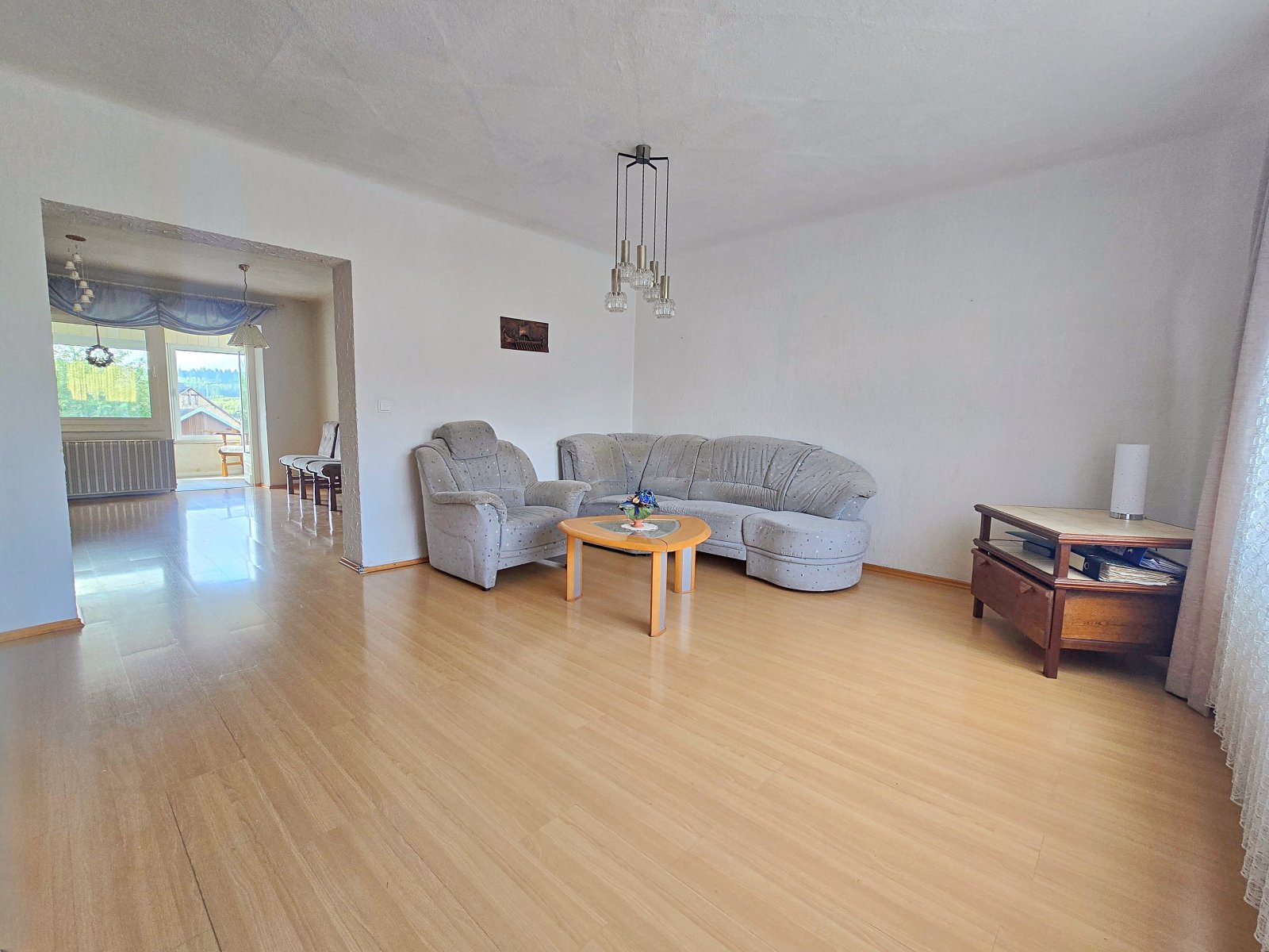 Wohnen mit Blick durchs Esszimmer zum gemütlichen WIntergarten Wohnen mit Blick durchs Esszimmer zum gemütlichen WIntergarten