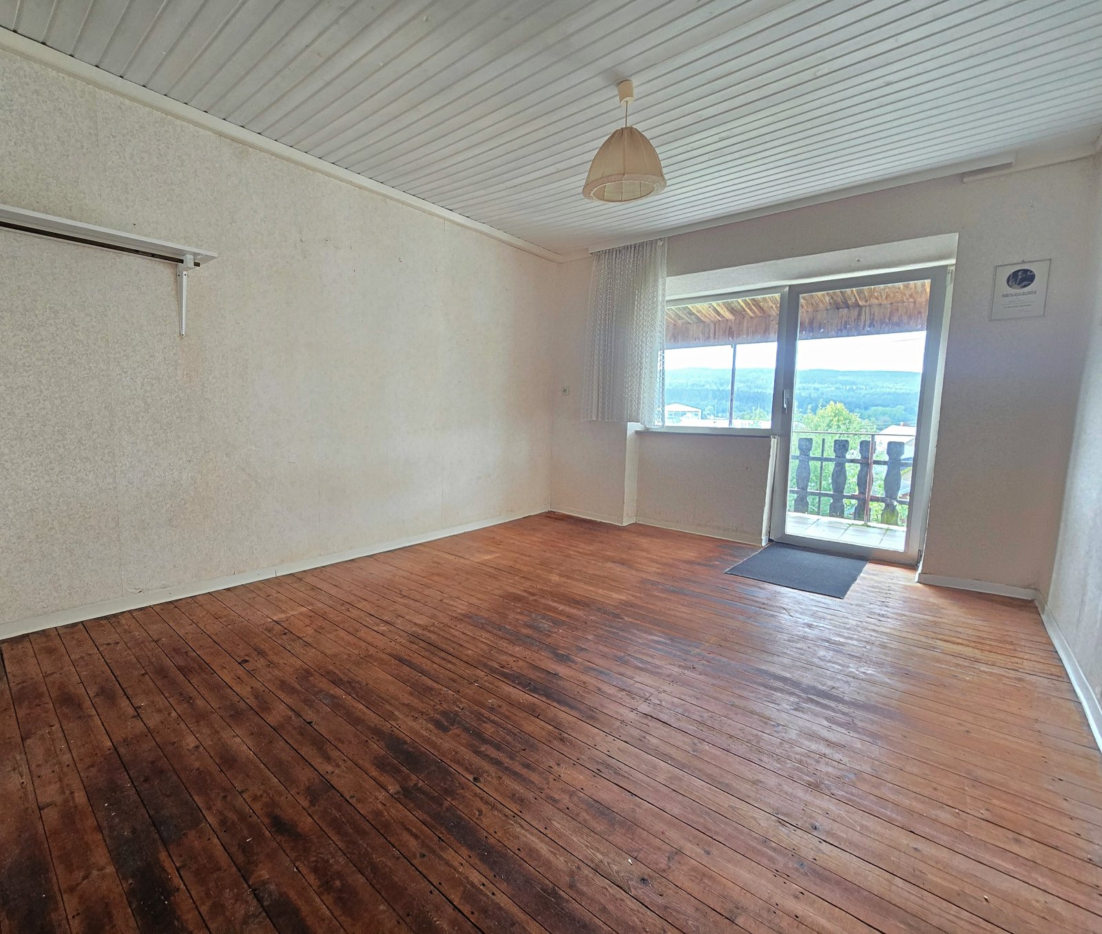 Zimmer im OG mit Balkontür und Aussicht Zimmer im OG mit Balkontür und Aussicht