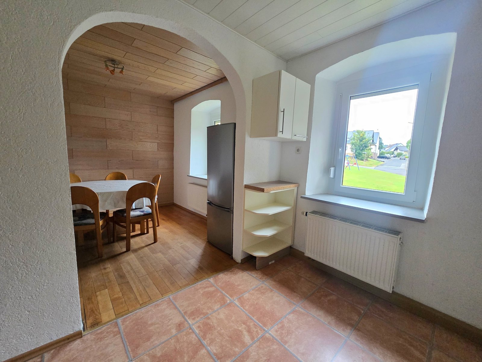 Küche und Esszimmer mit Blick in den Garten und Küche und Esszimmer mit Blick in den Garten und