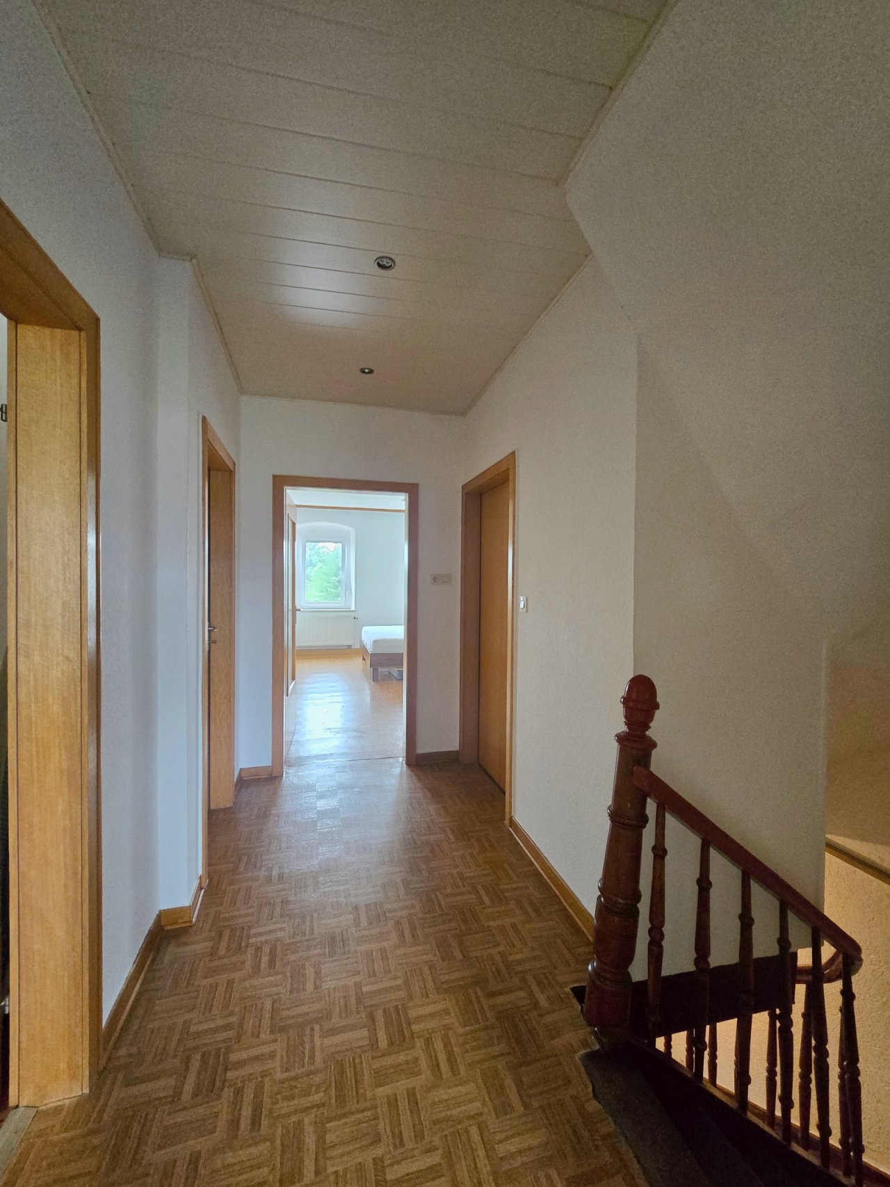 Flur OG mit Blick ins Schlafzimmer