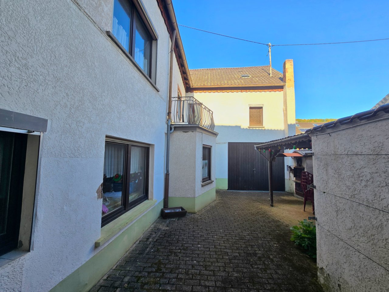 Innenhof und Blakon mit blick zur Garagerückseite Innenhof und Blakon mit blick zur Garagerückseite