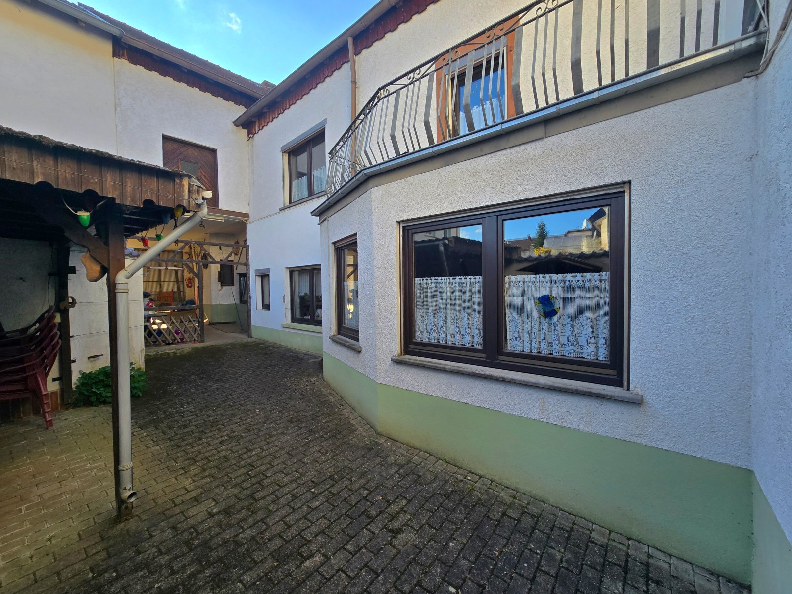 gemütlicher Innenhof mit Blick zur Durchfahrt in den hinteren Garten bzw gemütlicher Innenhof mit Blick zur Durchfahrt in den hinteren Garten bzw