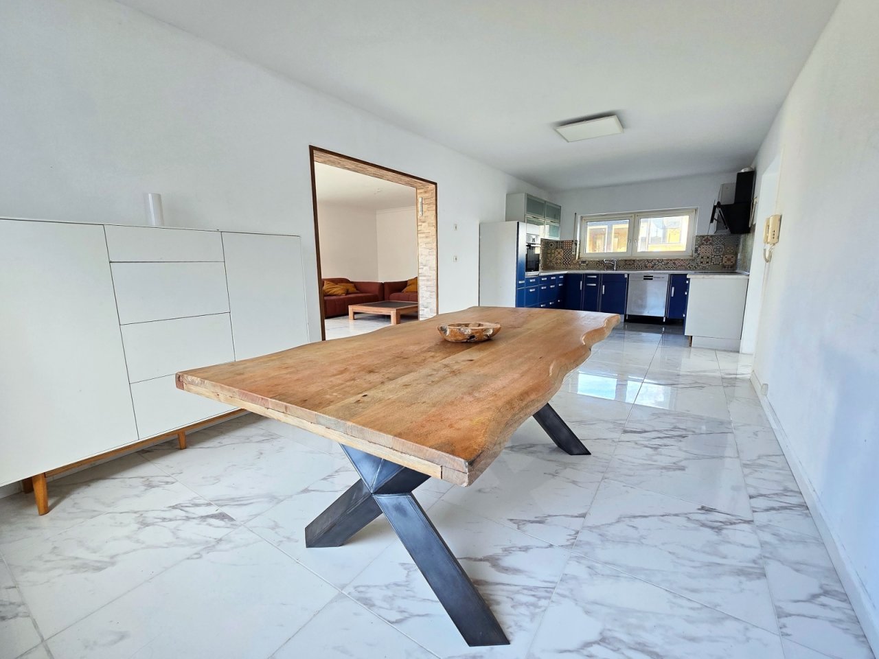 Essen Küche mit Blick ins Wohnzimmer inPixio