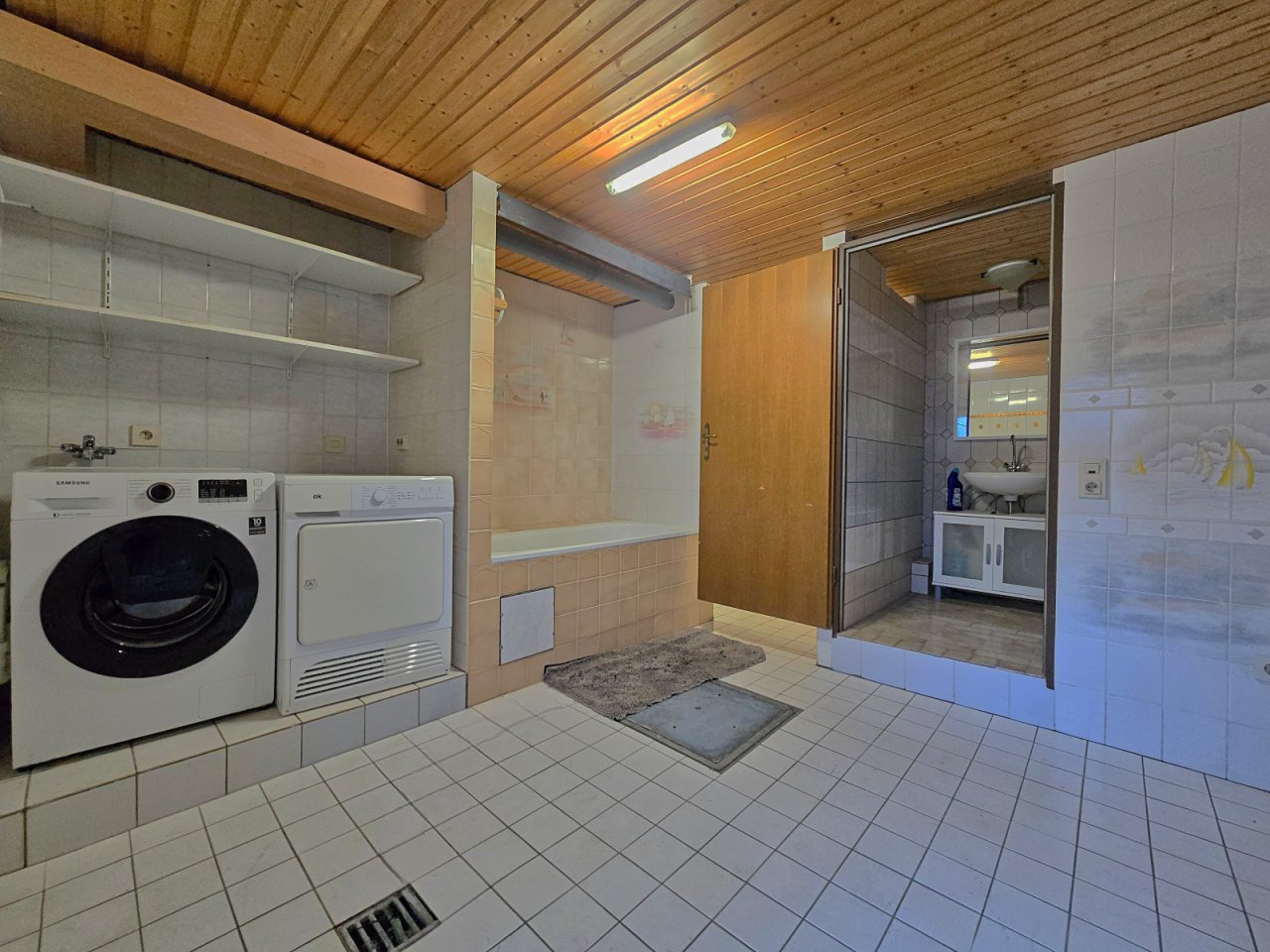 Untergerschoss Waschküche mit Badewanne und WC