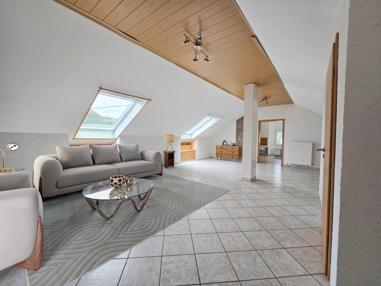 mittleres großes Zimmer im DG gestaged