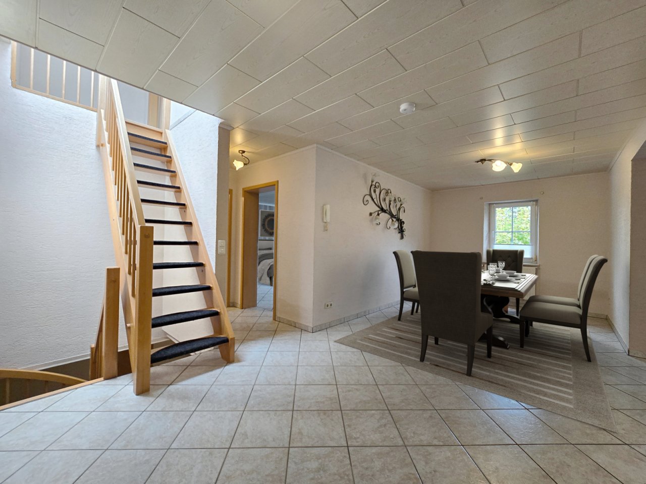 Treppe und Essen mit Blick in den Flur zum Schlafzimmer und Bad Og gestaged