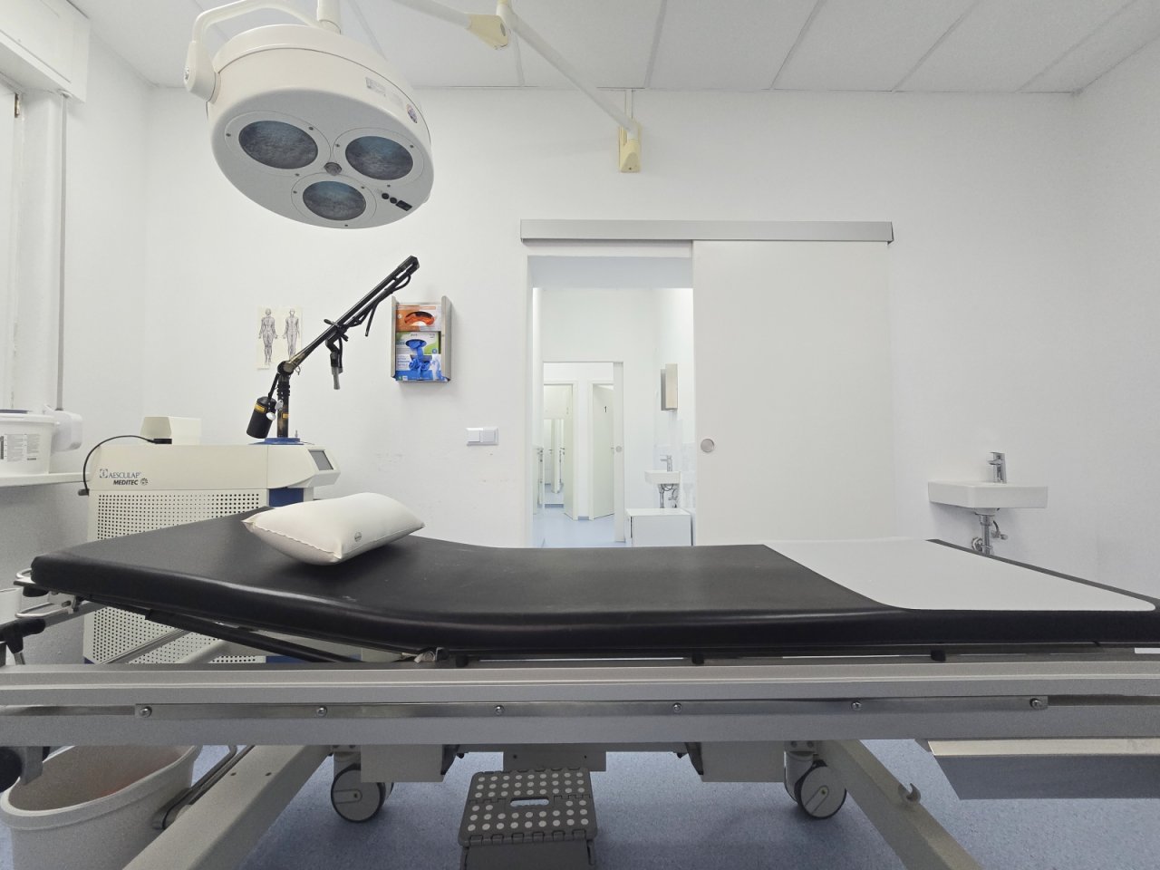 Eingriffsraum mit Blick zur Patientenschleuse