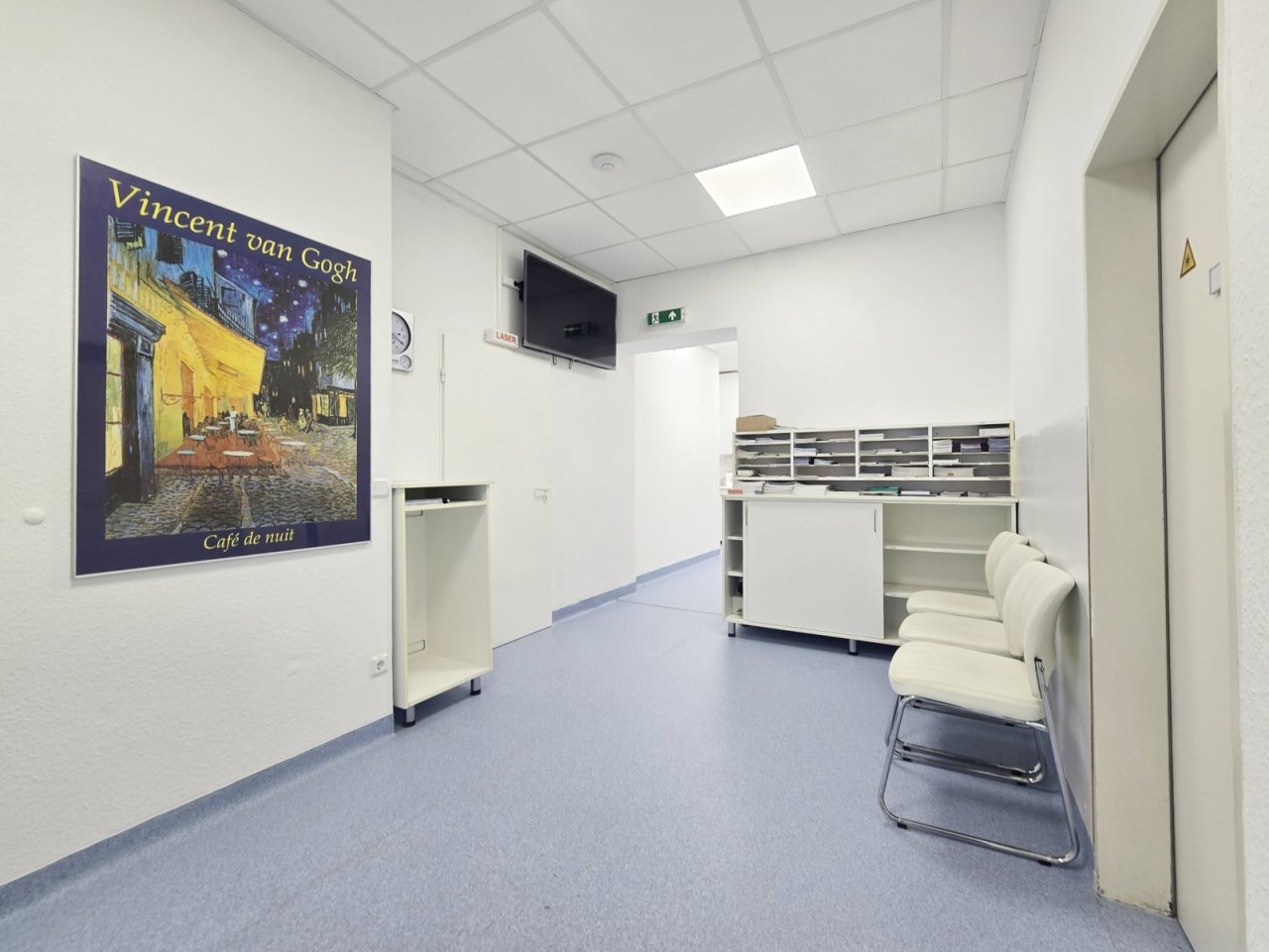 Wartebereich vor den Behandlungszimmern im hinteren Bereich