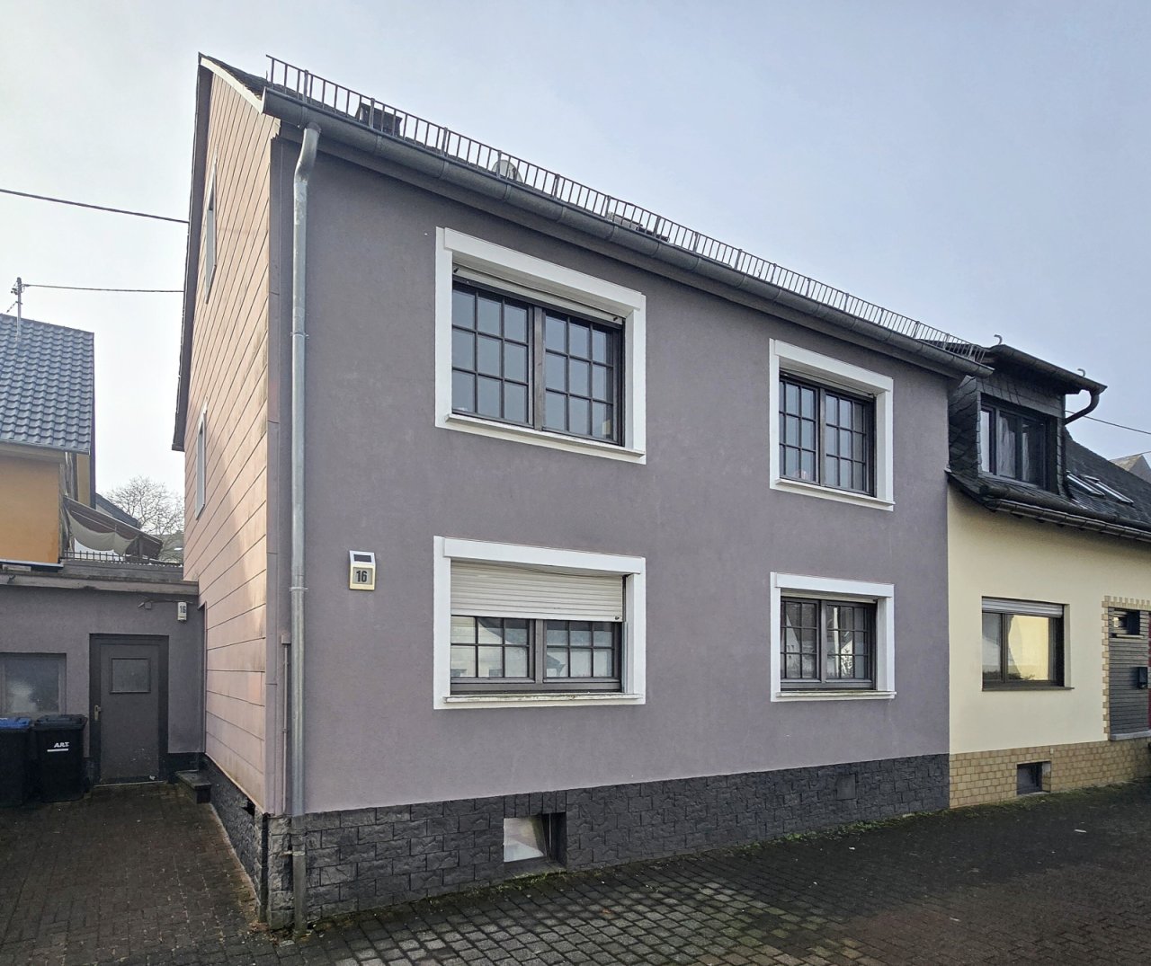 Hausfront mit Einfahrt