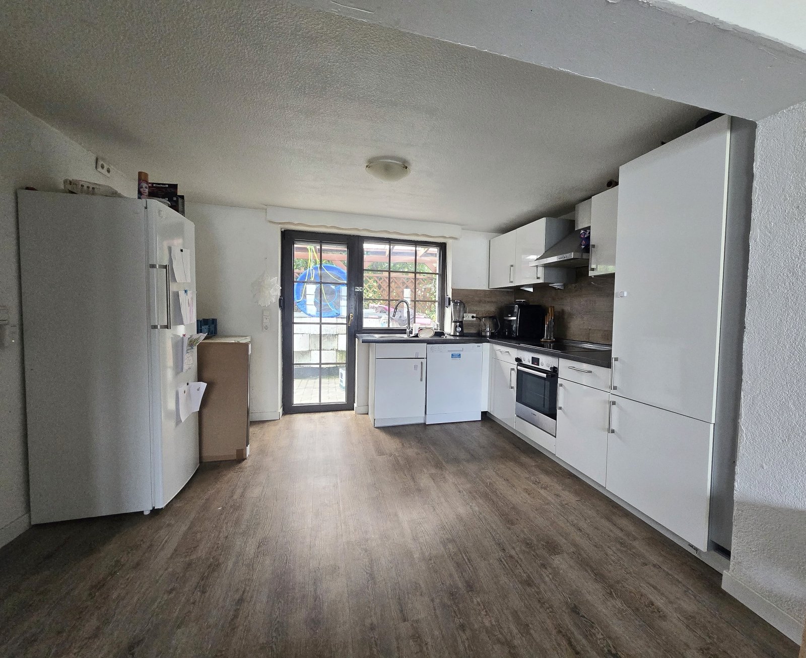 Küche mit Tür zur Terrasse